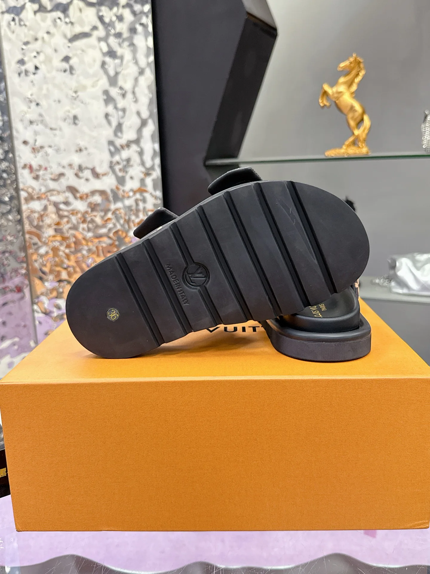 Women's Flip-Flops LOUIS VUITTON 17530456