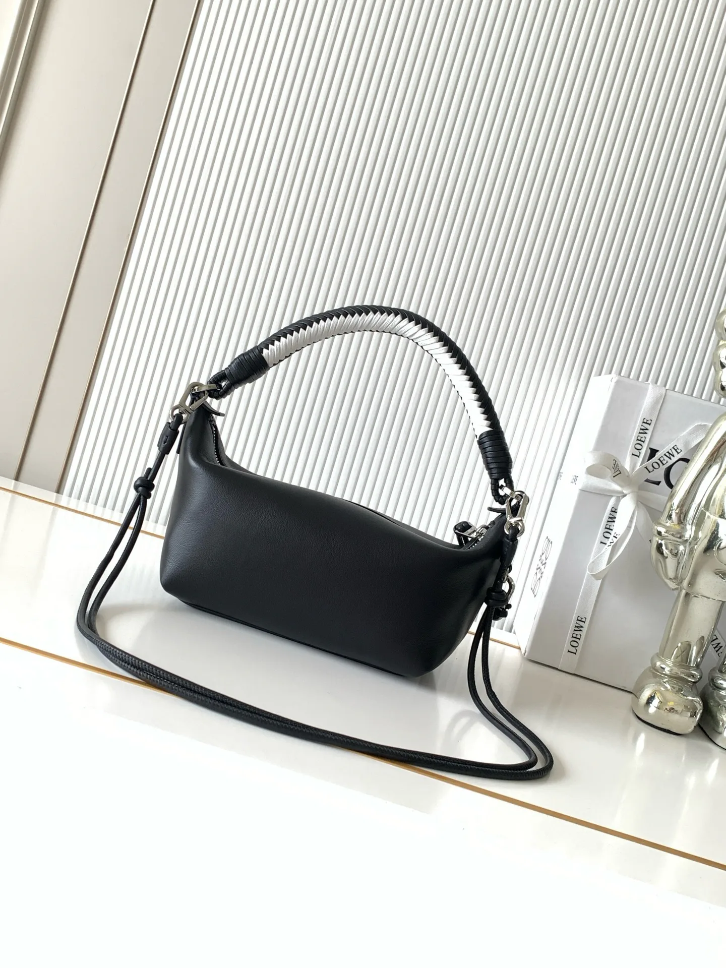 Women's Classic Handbags LOEWE 18378676