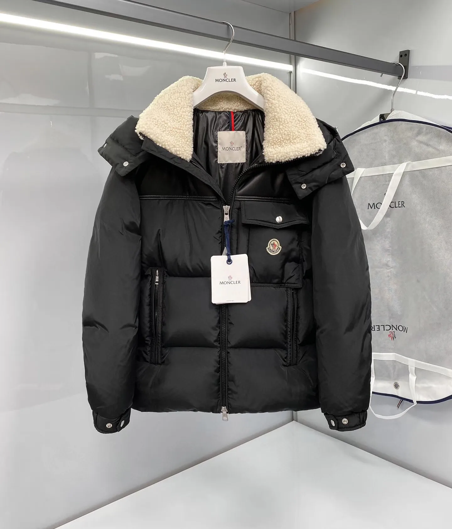 Women's Jackets And Down Jackets MONCLER 17964559