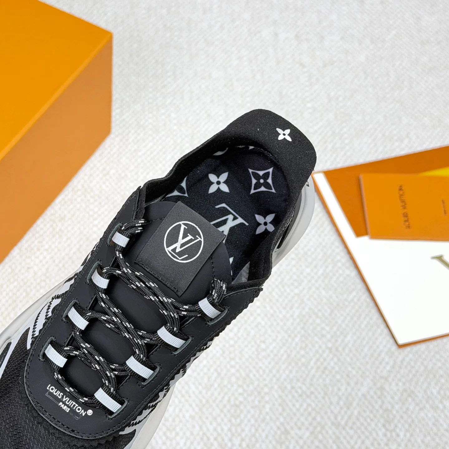 Women's Sneakers LOUIS VUITTON 18265146