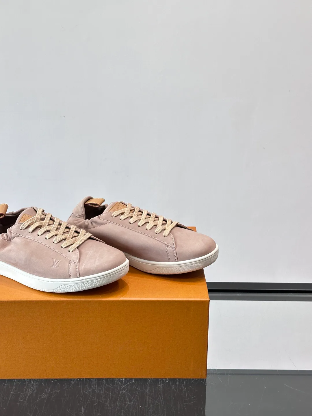 Men's Sneakers LOUIS VUITTON 18263704