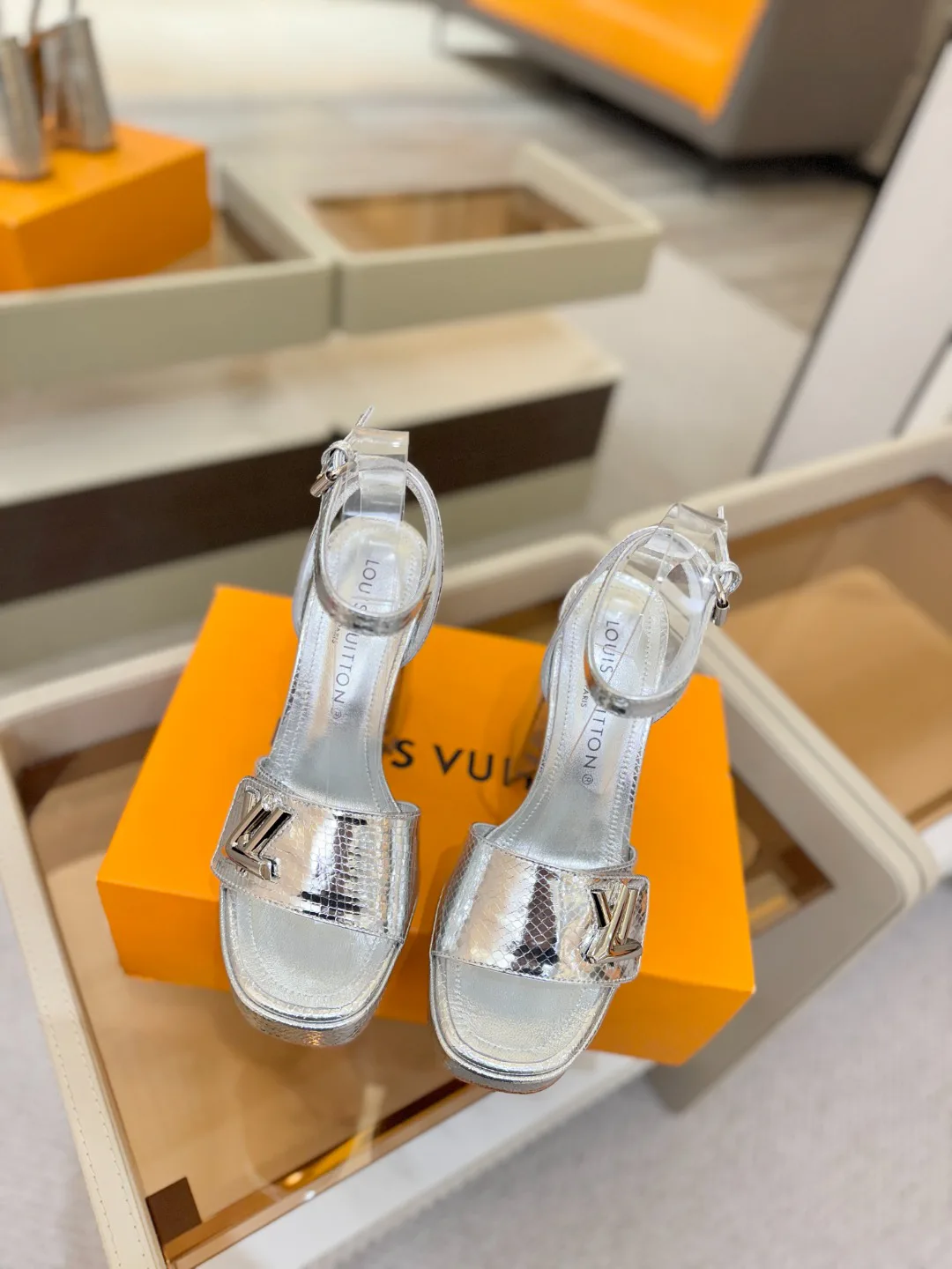 Women's Open-Toe Sandals LOUIS VUITTON 17946853