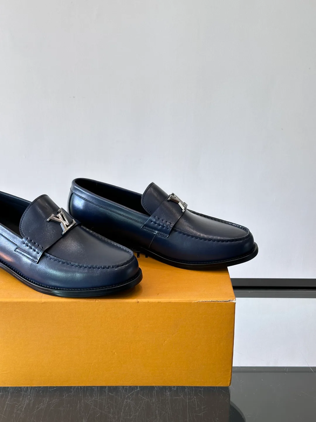 Men's Loafers And Dress Shoes LOUIS VUITTON 18169697