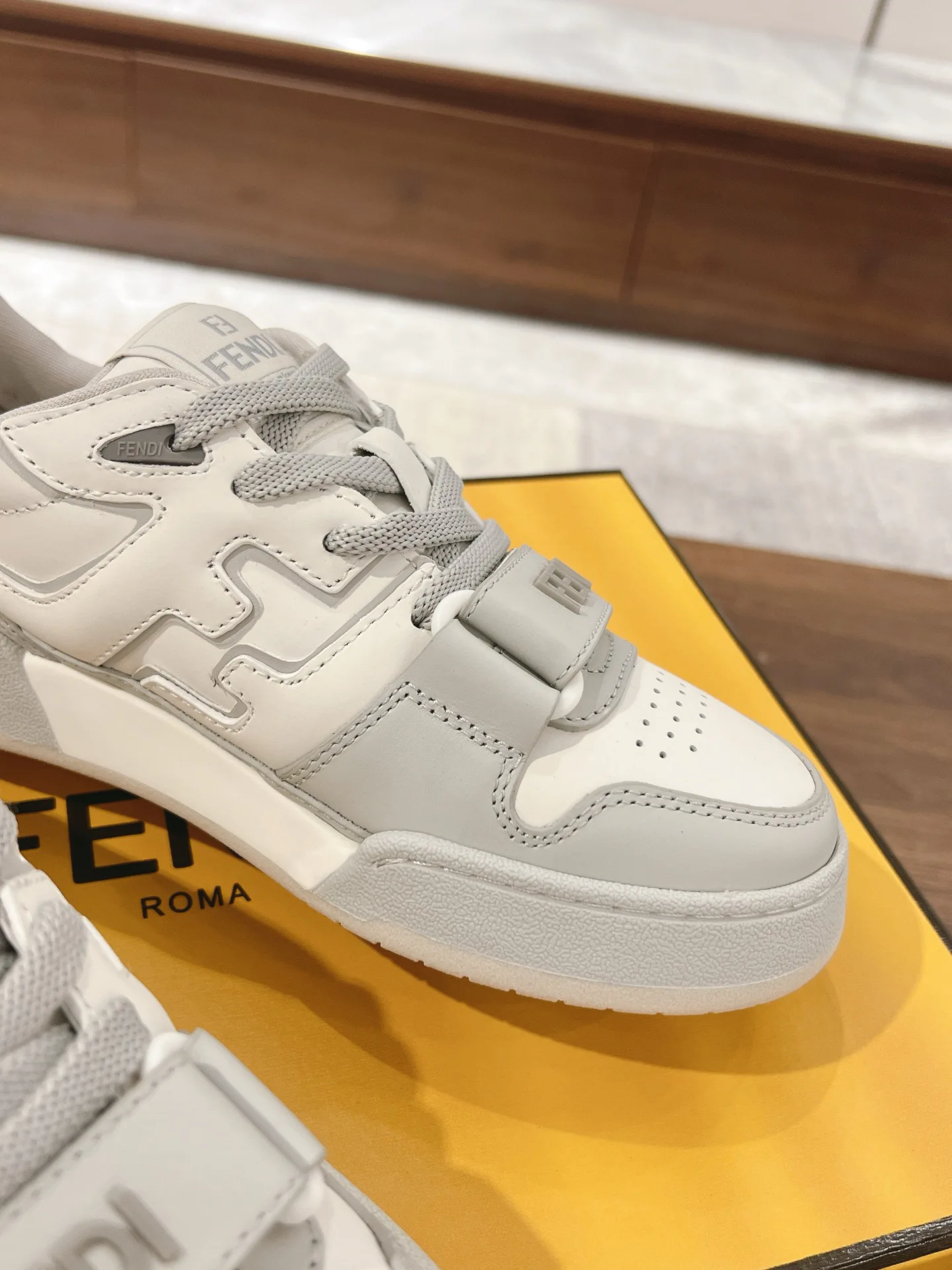Women's Sneakers FENDI 18219541