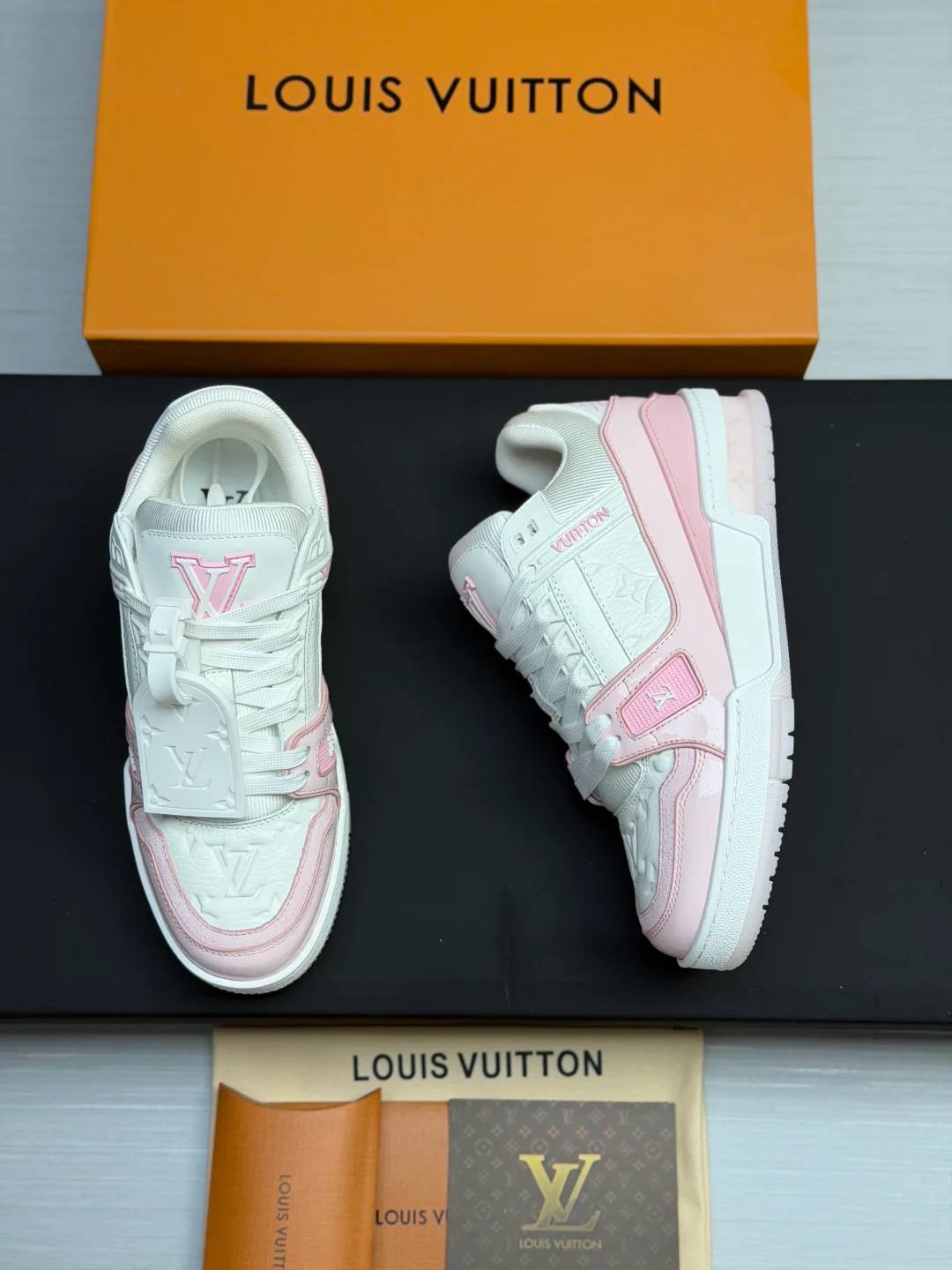 Women's Sneakers LOUIS VUITTON 18011596