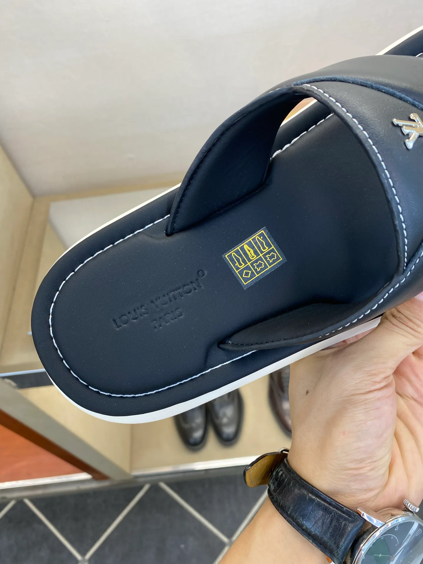 Men's Flip-Flops LOUIS VUITTON 17706371