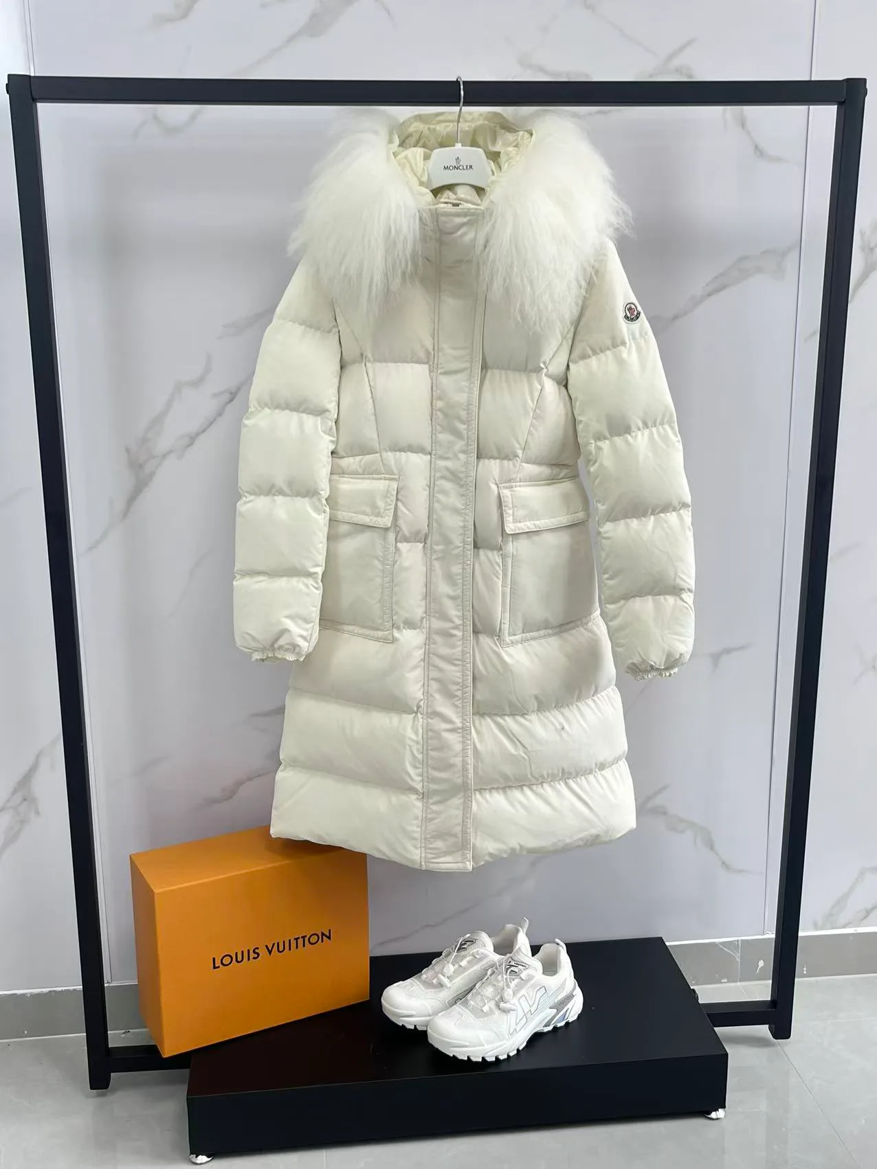 Women's Jackets And Down Jackets MONCLER 17964582