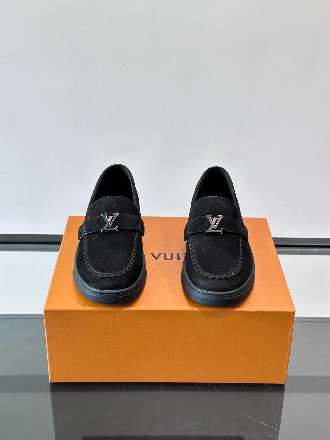 Men's Loafers And Dress Shoes LOUIS VUITTON 17411068