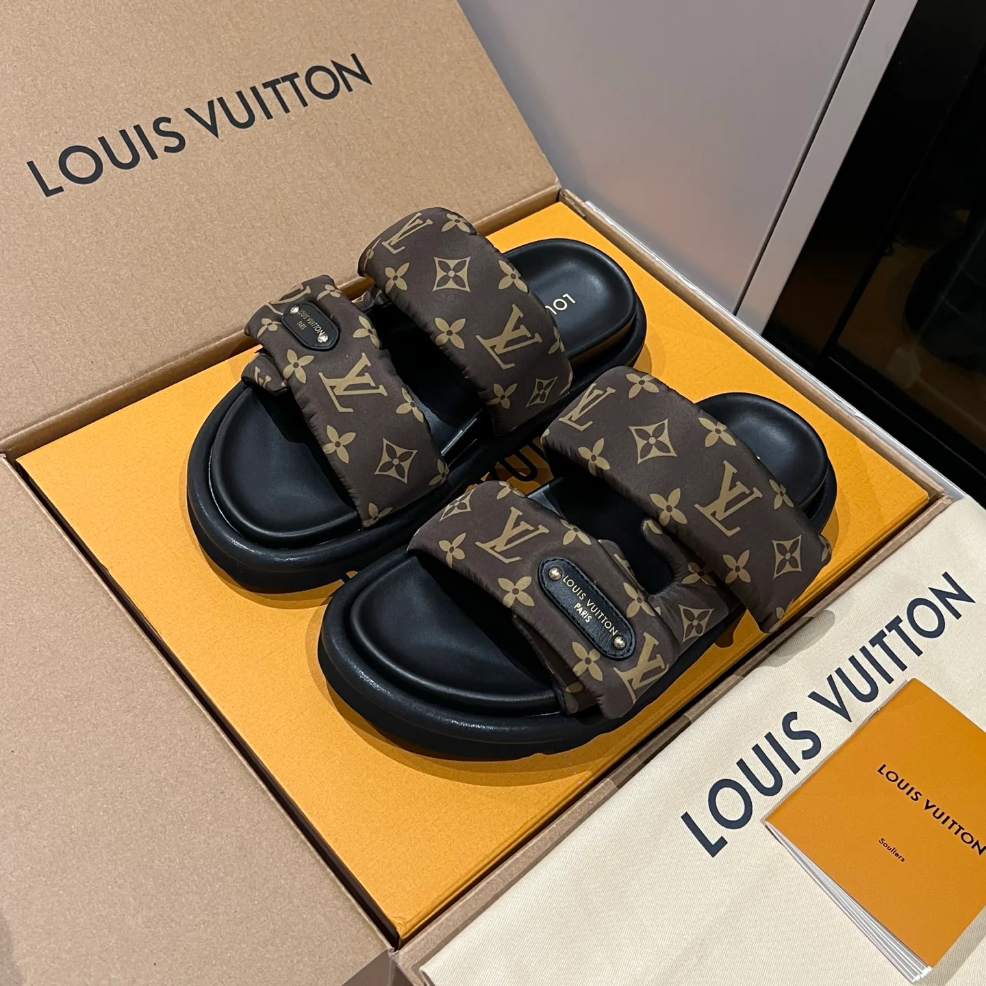 Women's Flip-Flops LOUIS VUITTON 17608431