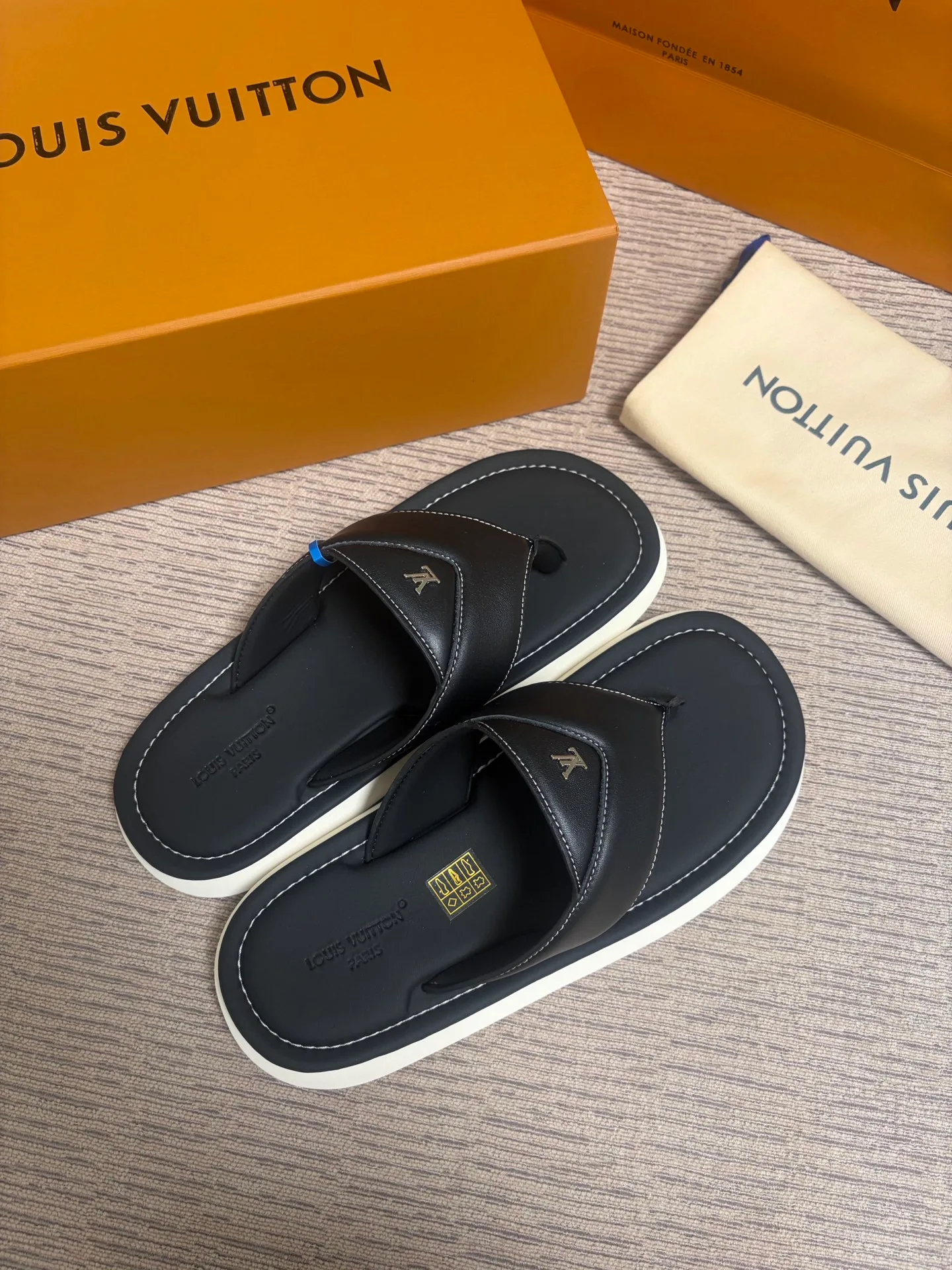 Men's Flip-Flops LOUIS VUITTON 17530571