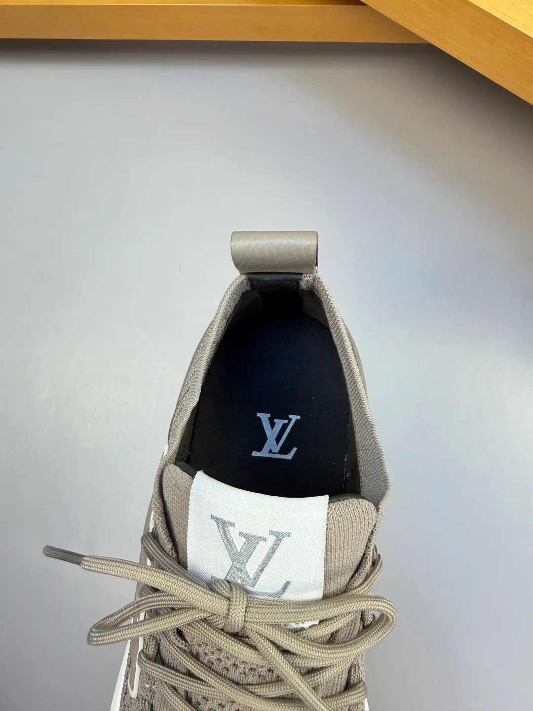 Men's Sneakers LOUIS VUITTON 18142542