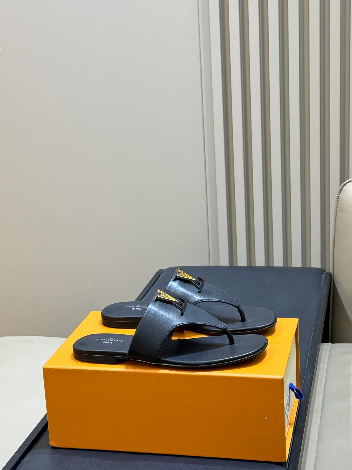 Women's Flip-Flops LOUIS VUITTON 18073245