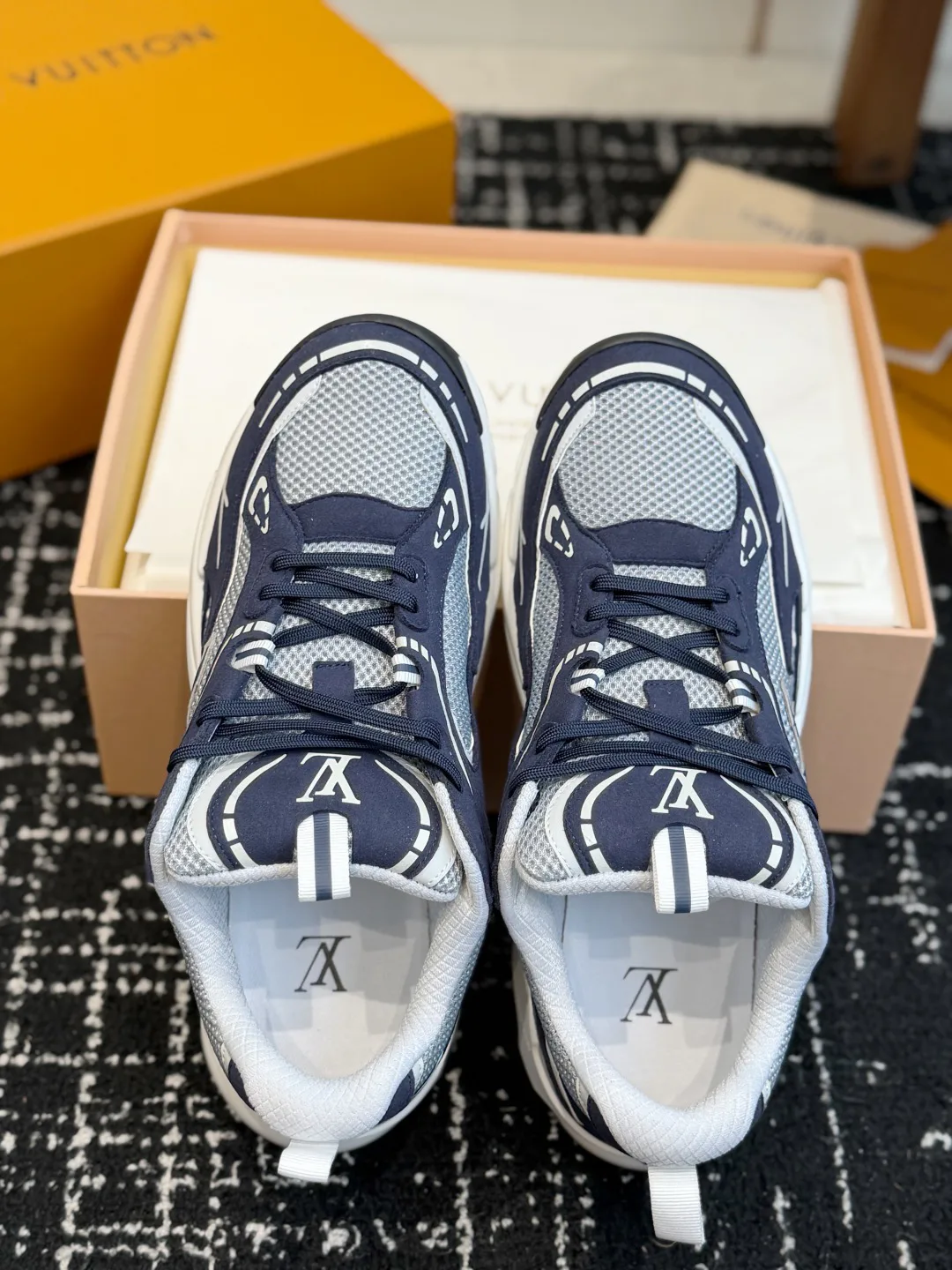 Men's Sneakers LOUIS VUITTON 17437994