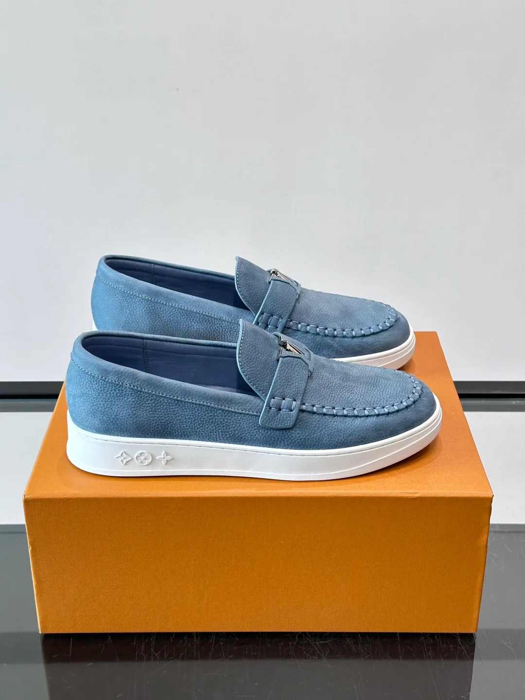 Men's Loafers And Dress Shoes LOUIS VUITTON 17411067