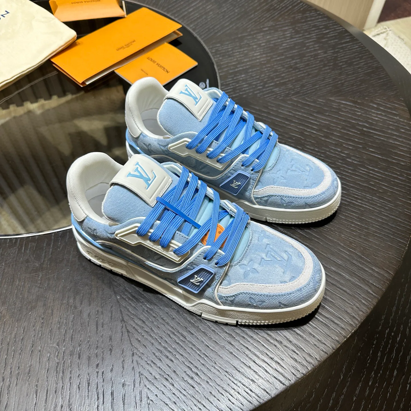 Women's Sneakers LOUIS VUITTON 18192502