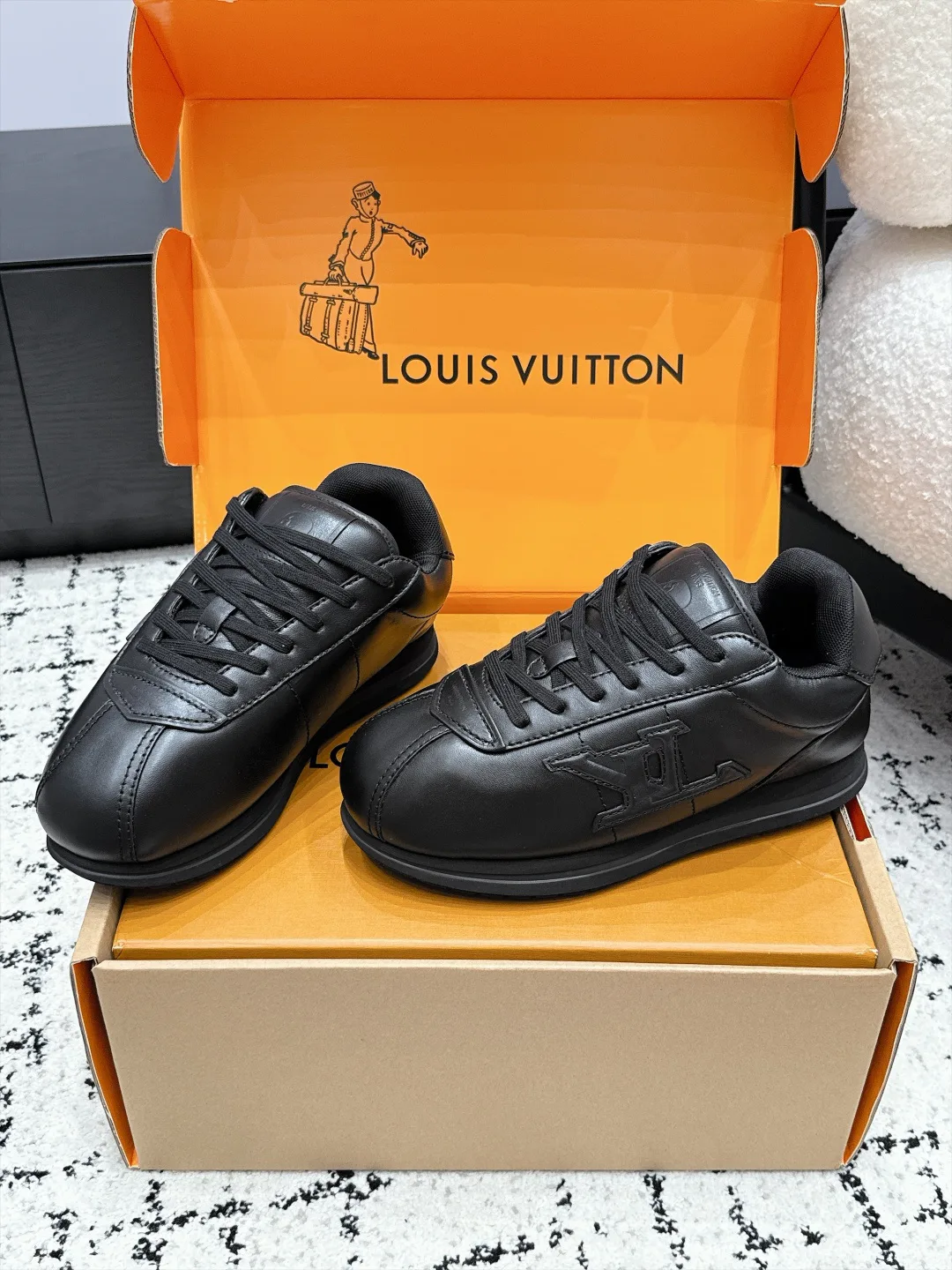 Women's Sneakers LOUIS VUITTON 18406483