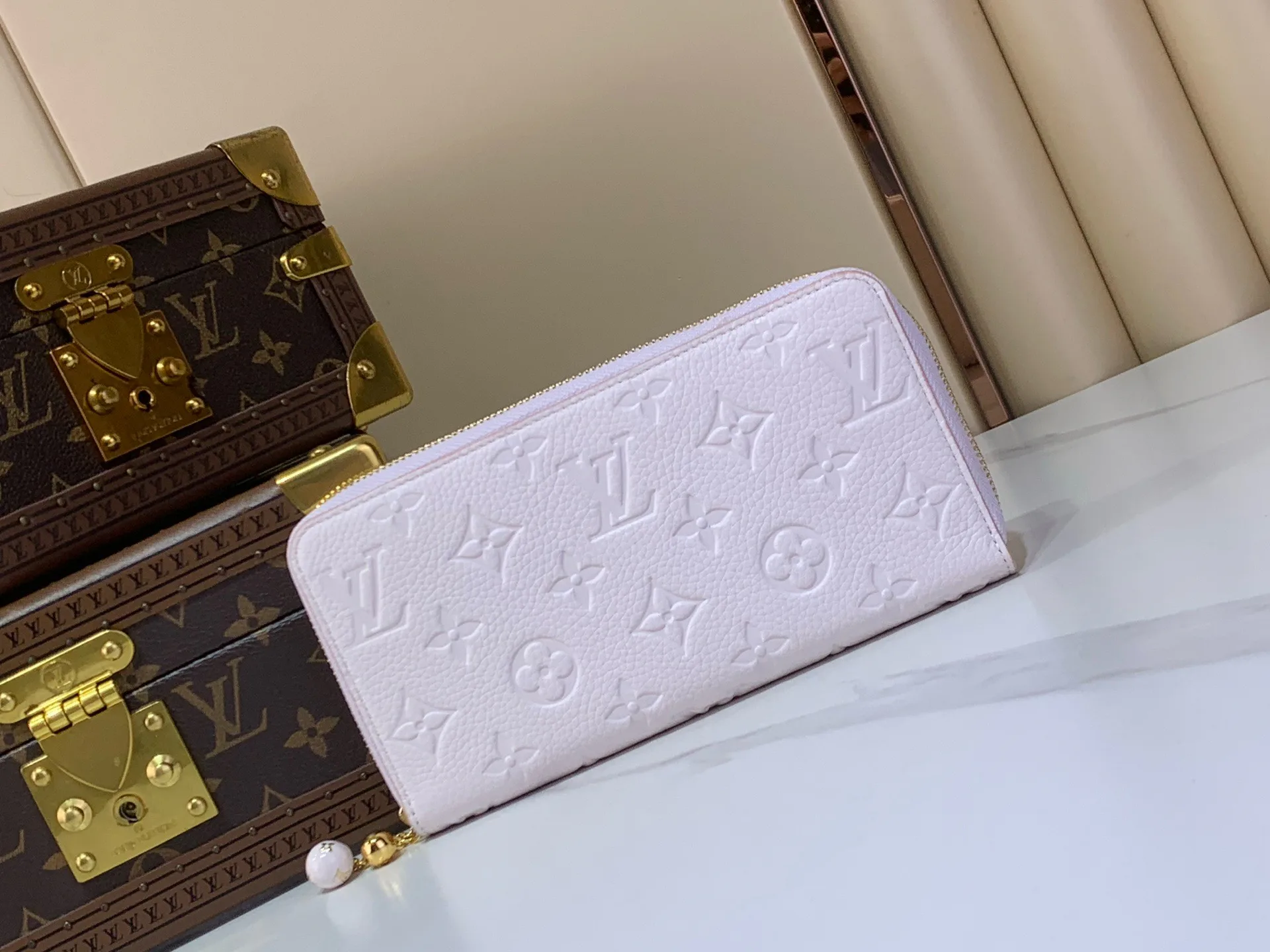 Women's Clutches LOUIS VUITTON 17499379