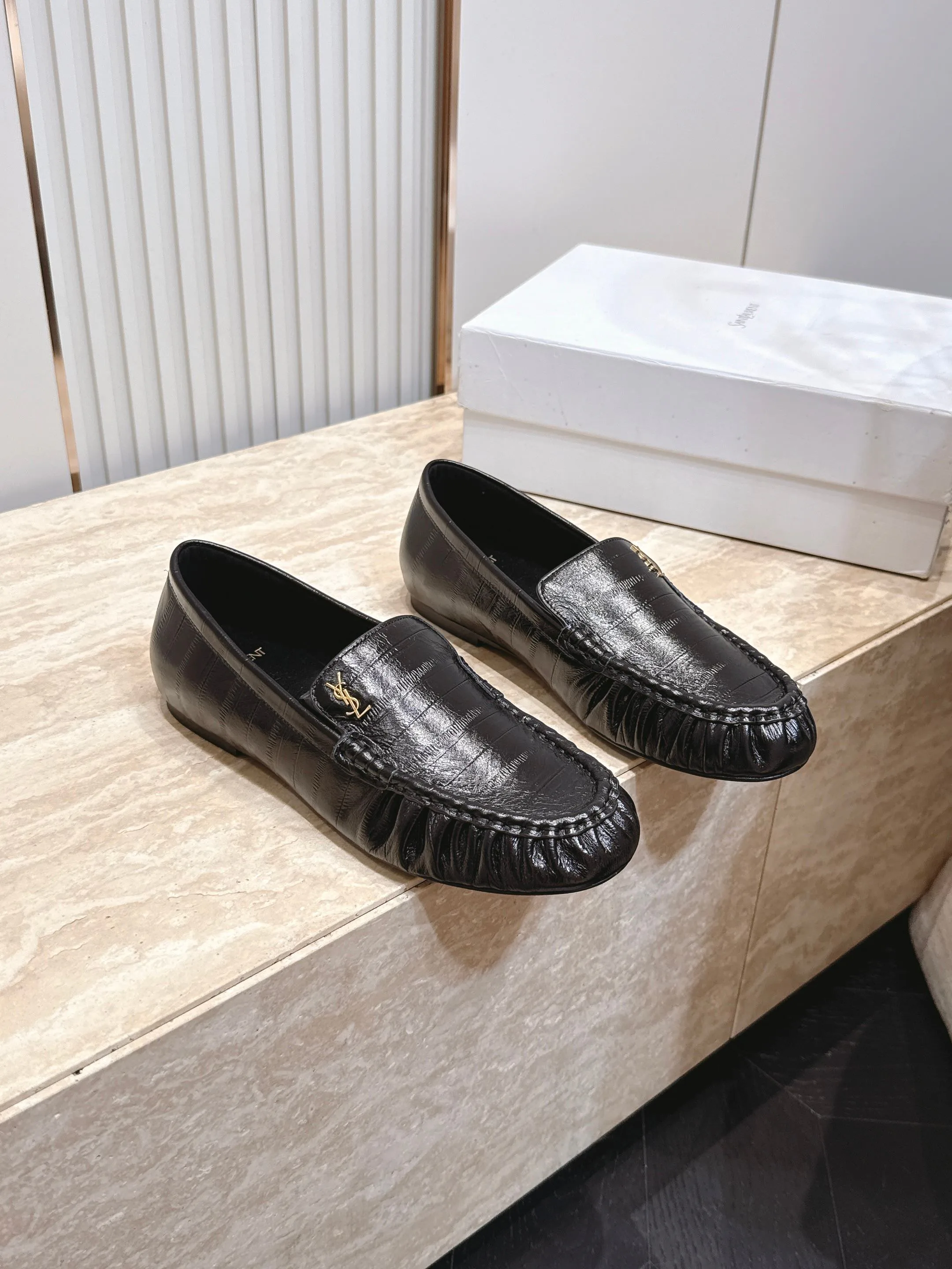 Women's Loafers And Moccasins SAINT LAURENT 17701327