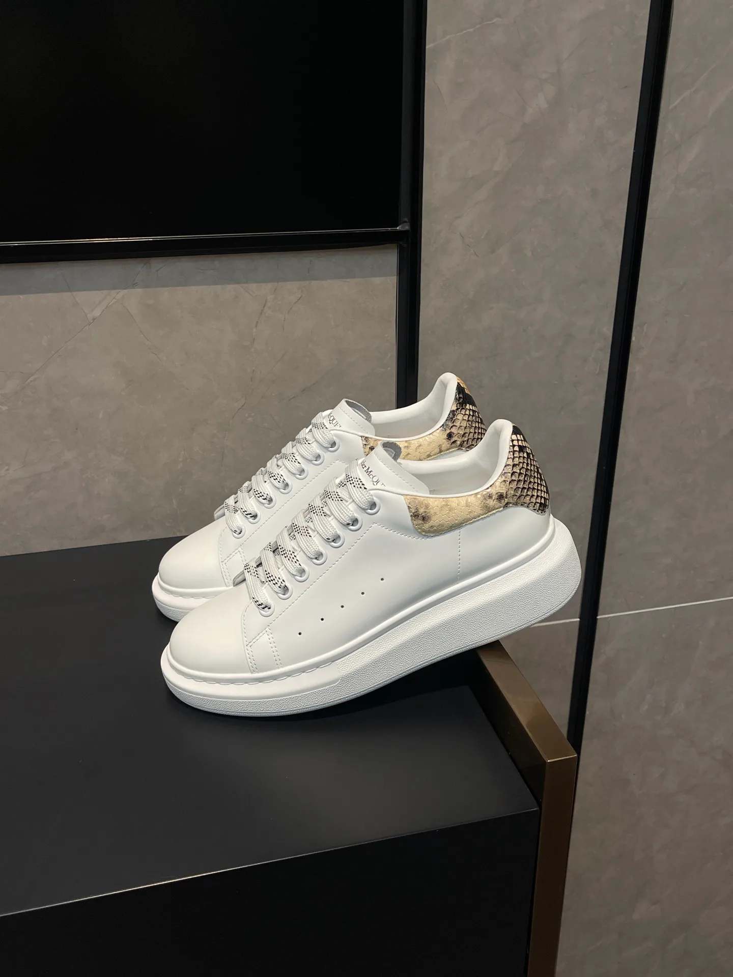 Women's Sneakers ALEXANDER MCQUEEN 18363872