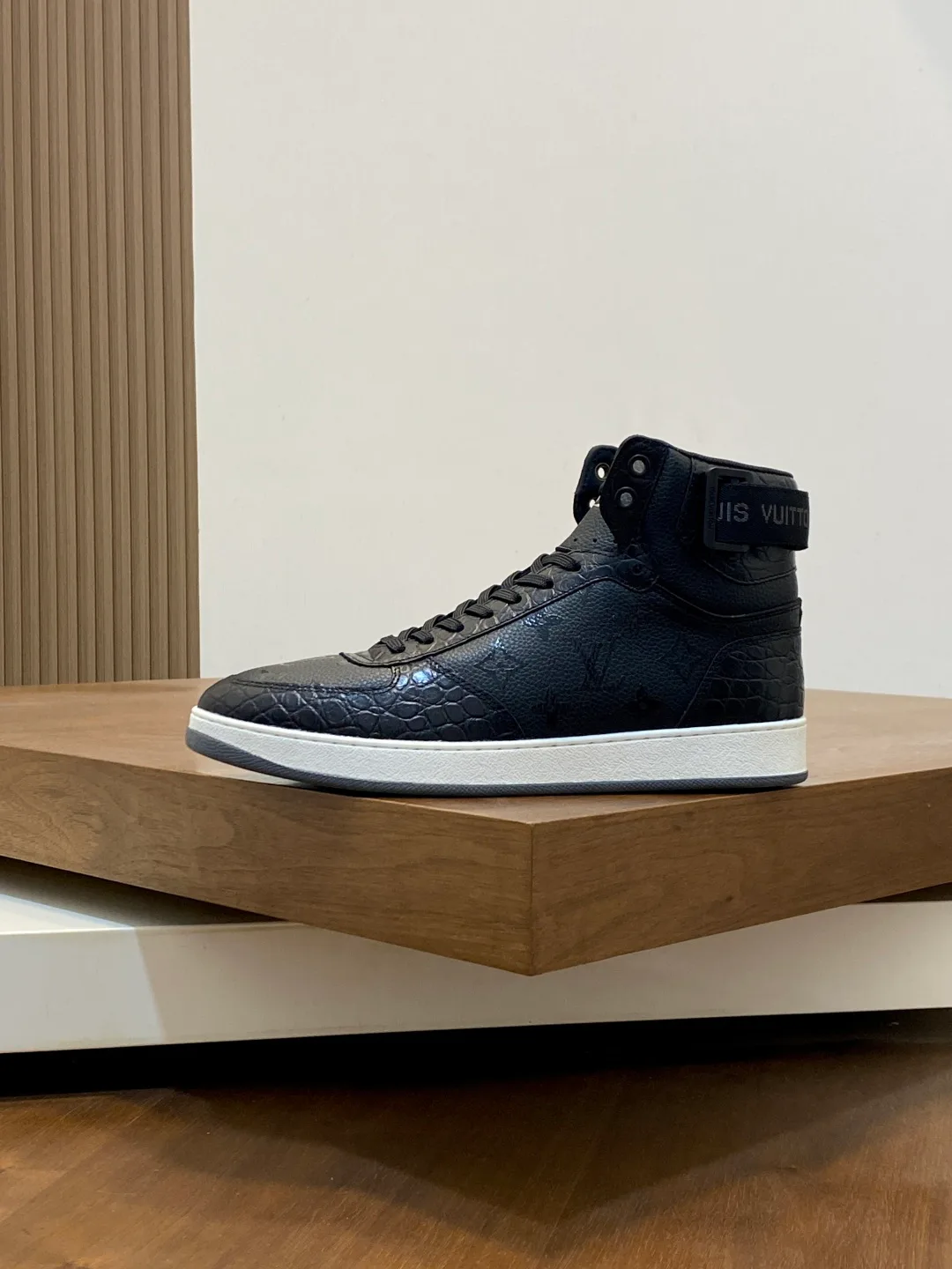 Men's Sneakers LOUIS VUITTON 18265100