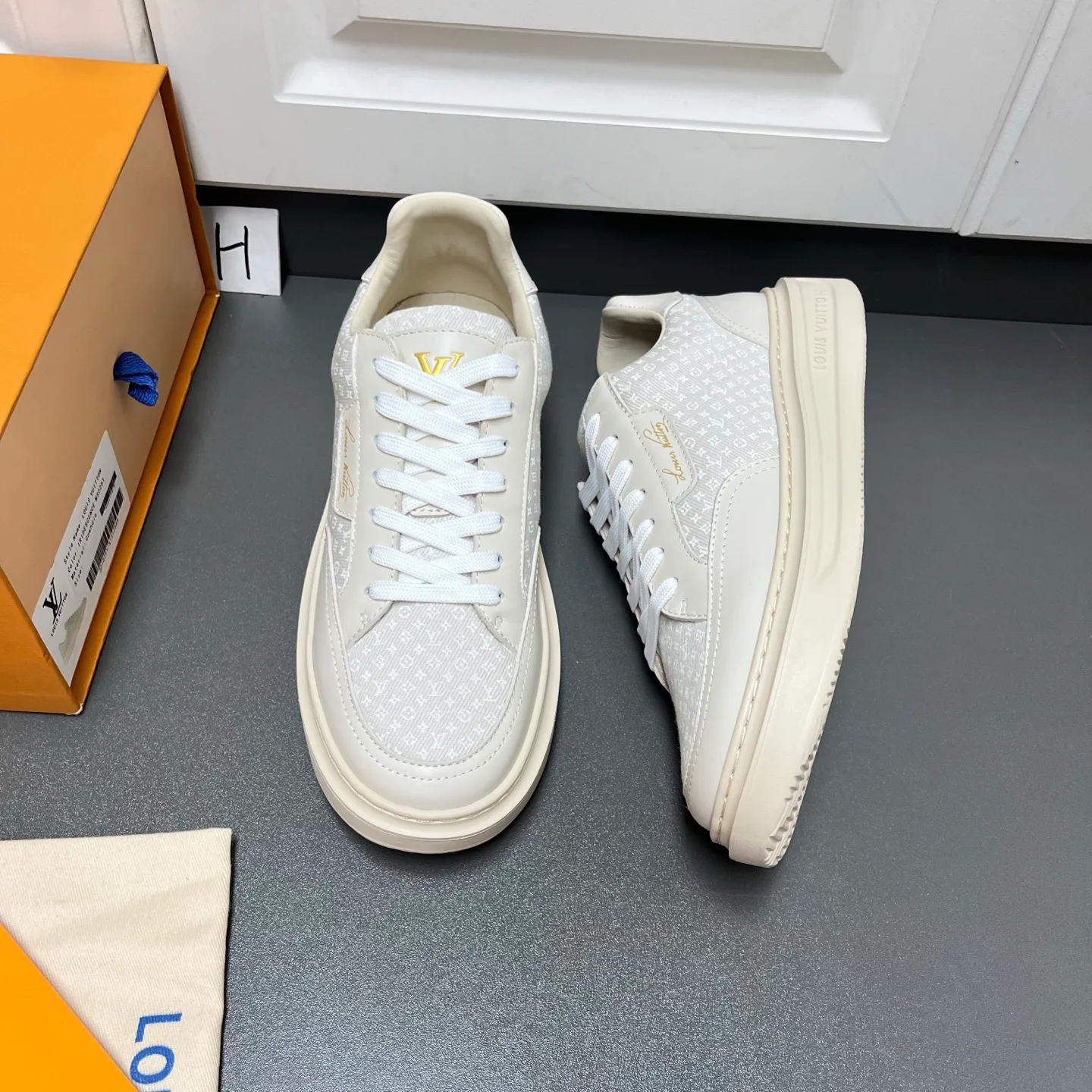 Men's Sneakers LOUIS VUITTON 18500174