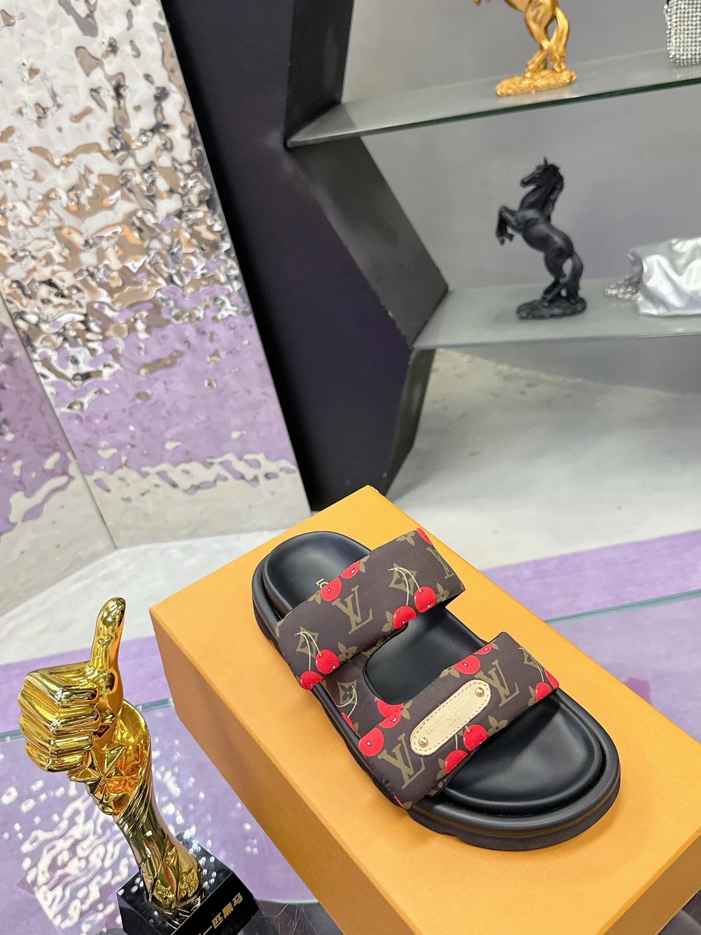 Women's Flip-Flops LOUIS VUITTON 17530461