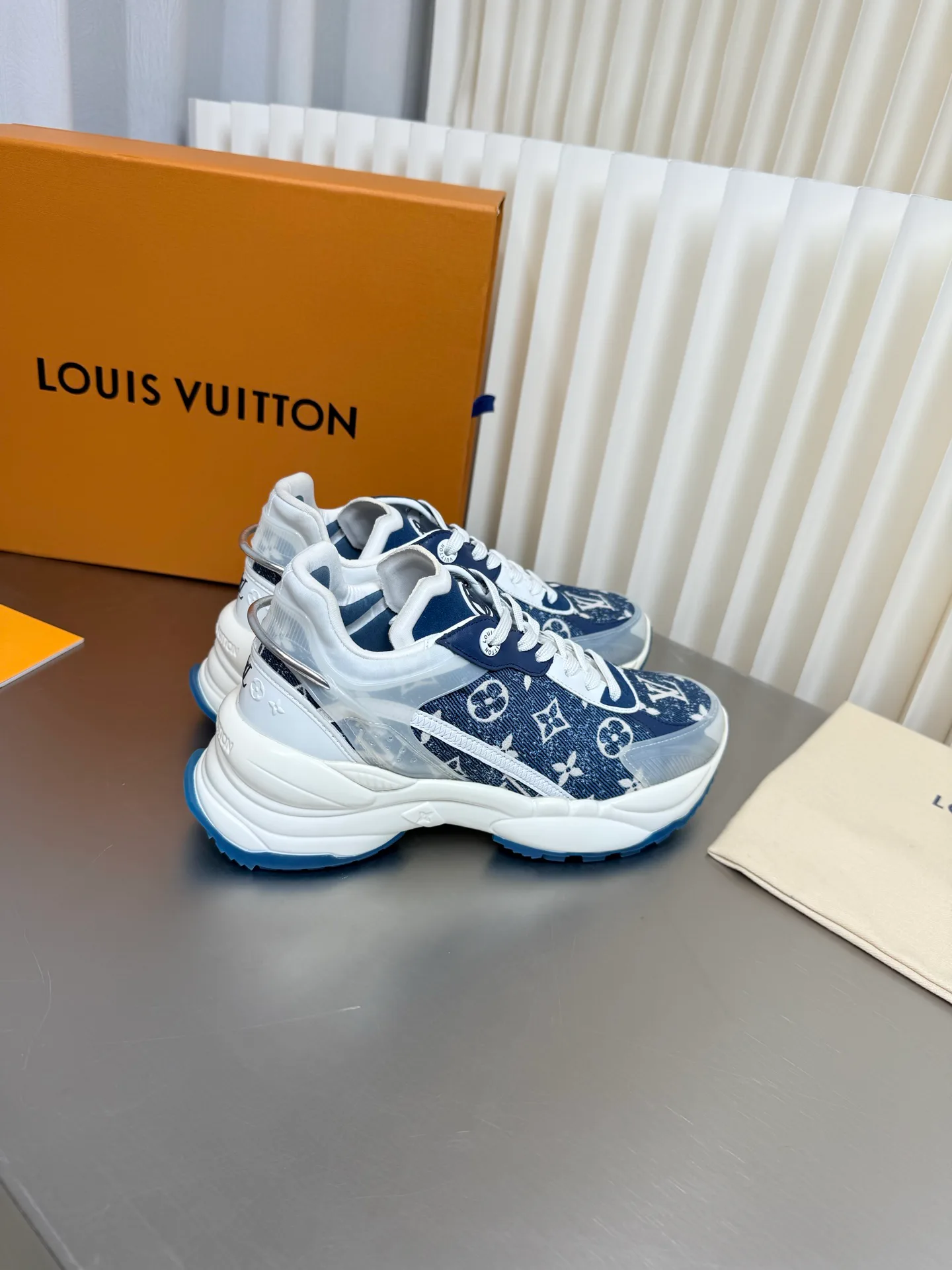 Women's Sneakers LOUIS VUITTON 17873174
