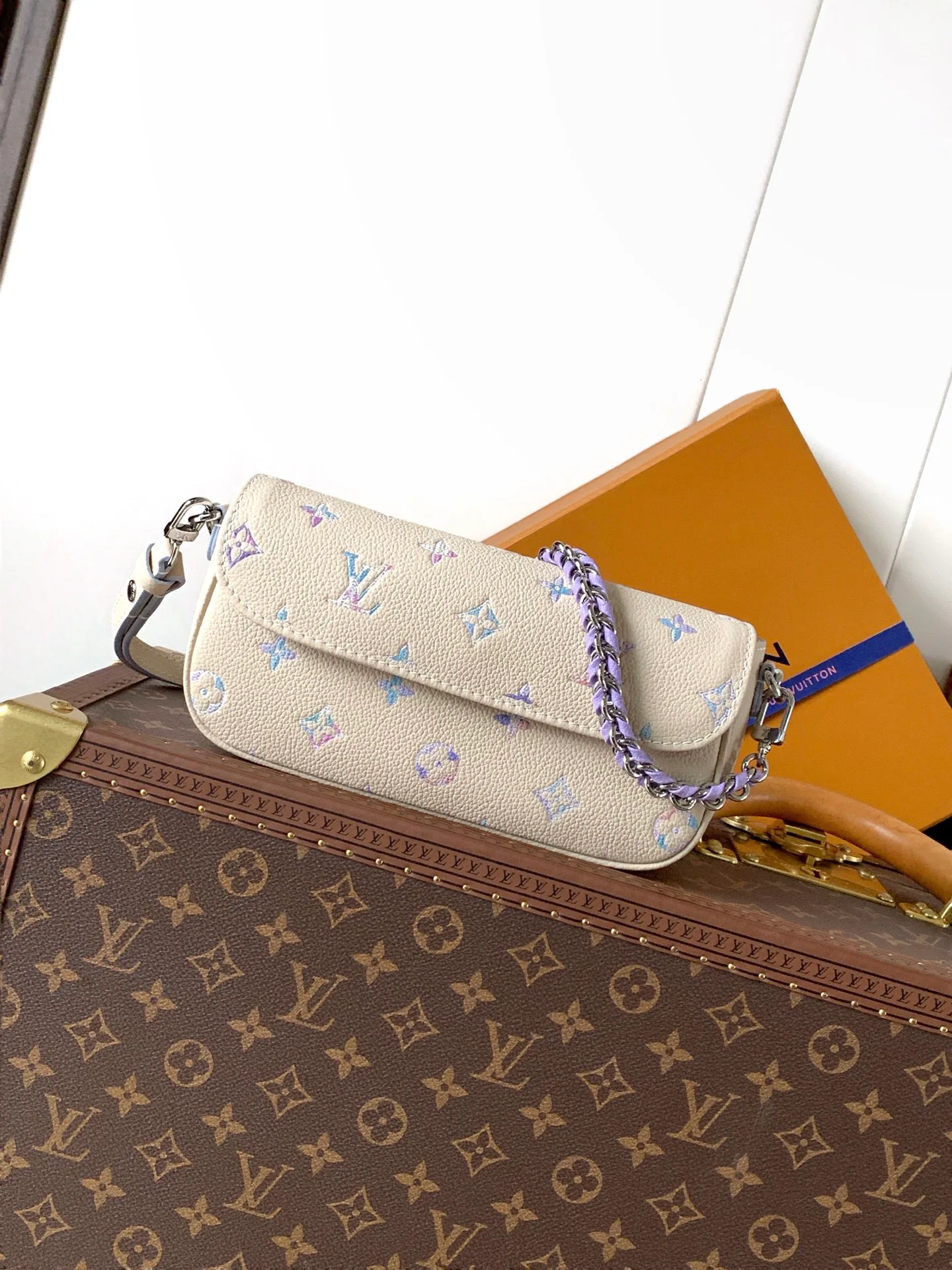Women's Shoulder Bags LOUIS VUITTON 17949173