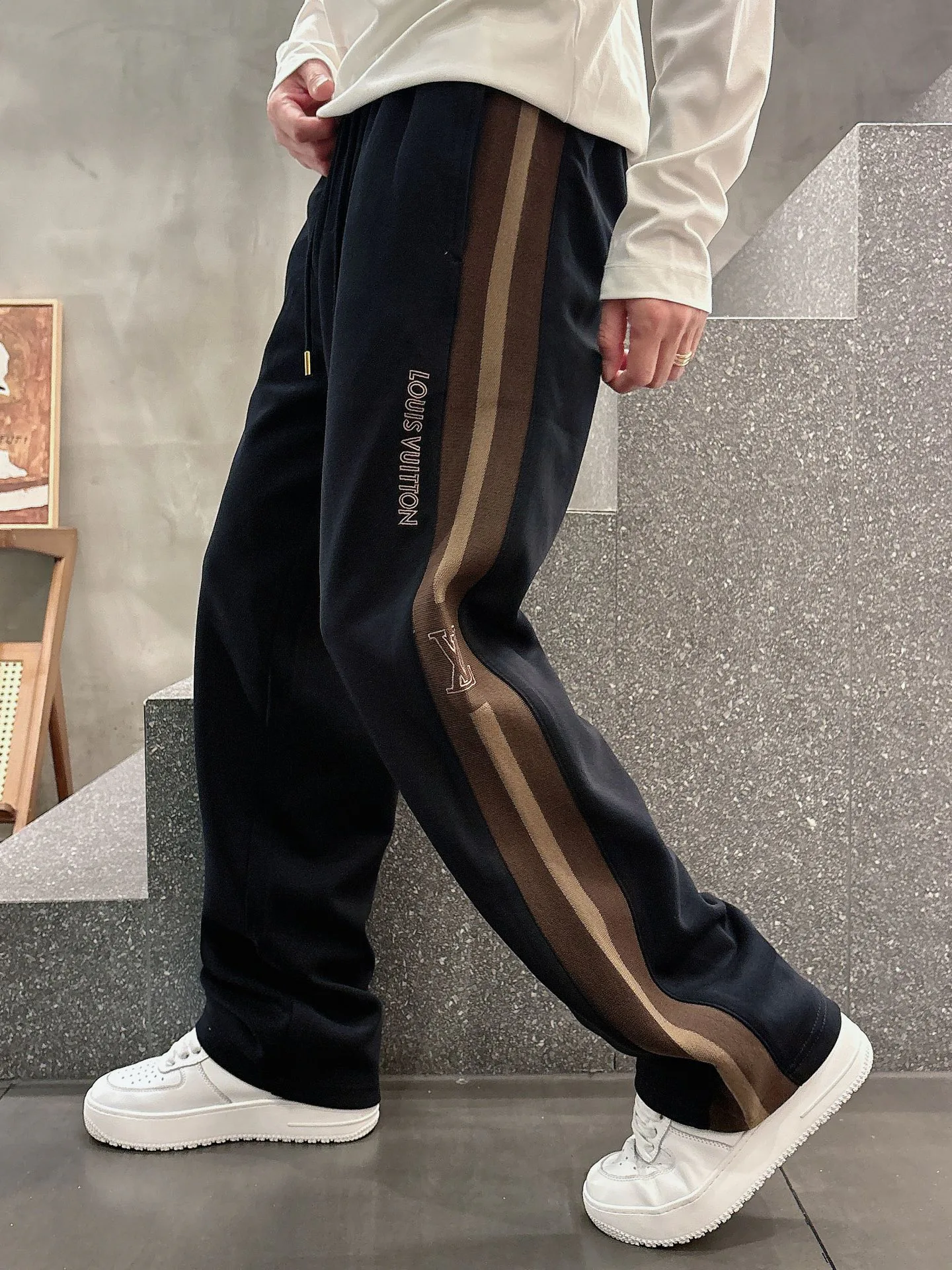 Men's Trousers LOUIS VUITTON 18340443