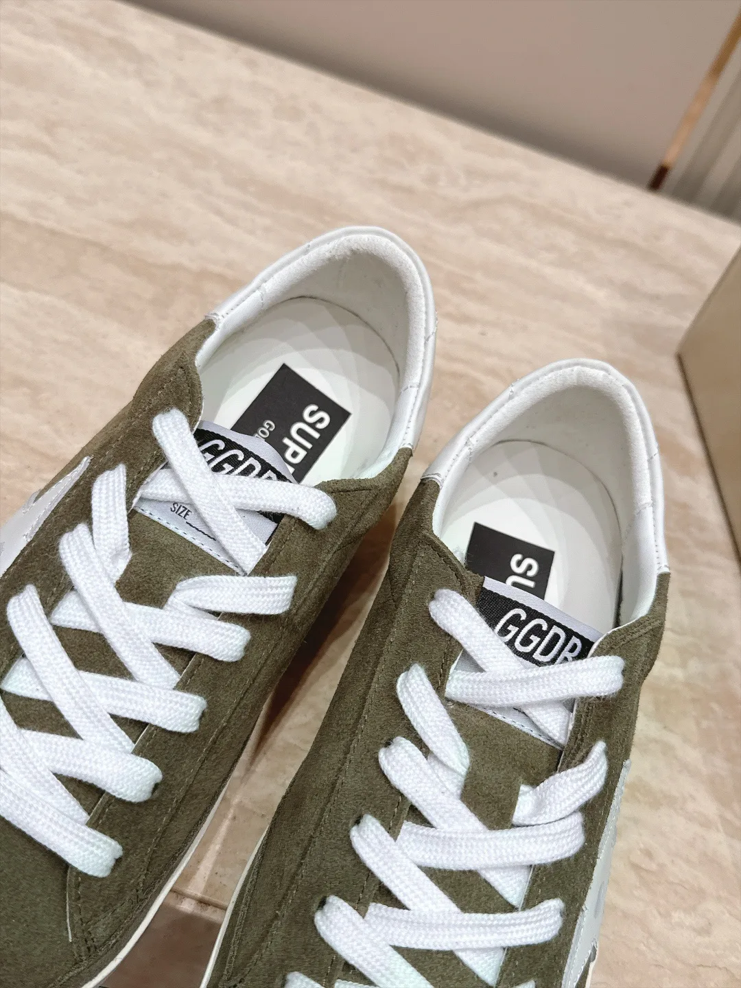 Women's Sneakers GOLDEN GOOSE 17963440