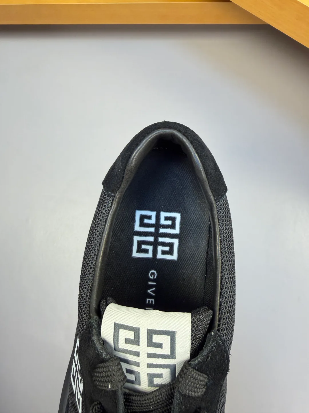 Кроссовки Женские Givenchy 18561951