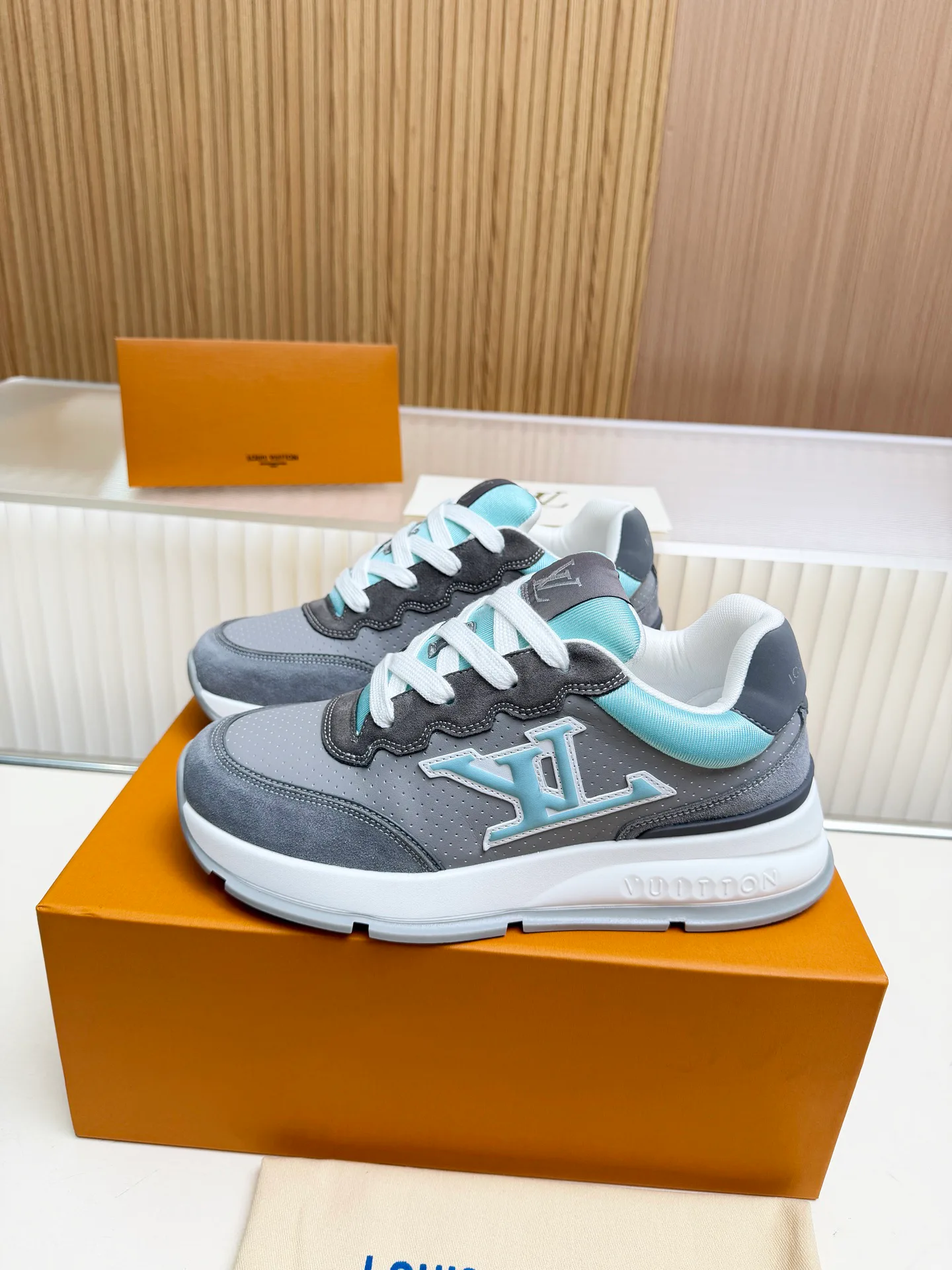 Women's Sneakers LOUIS VUITTON 18212255