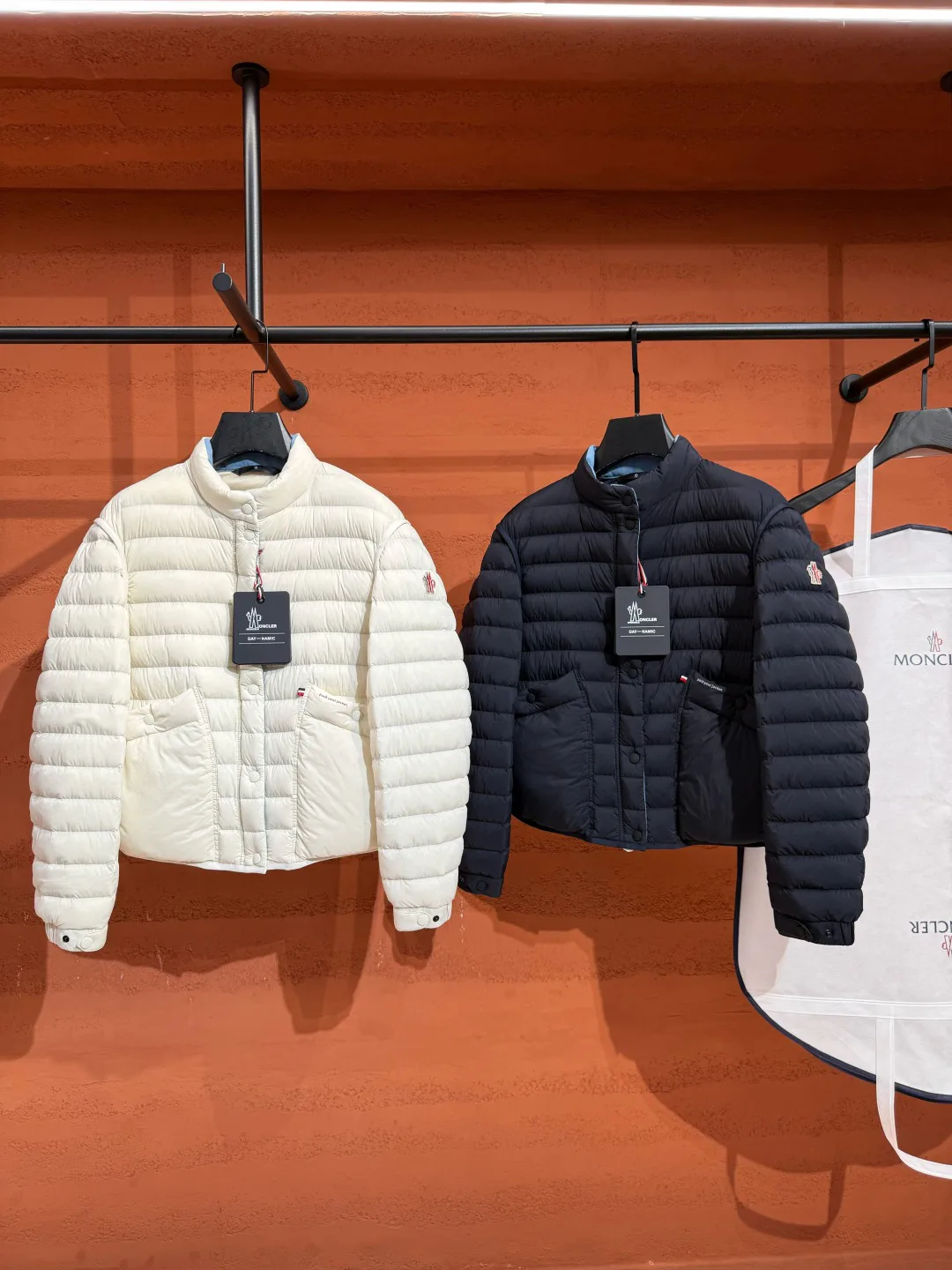 Women's Jackets And Down Jackets MONCLER 18048147