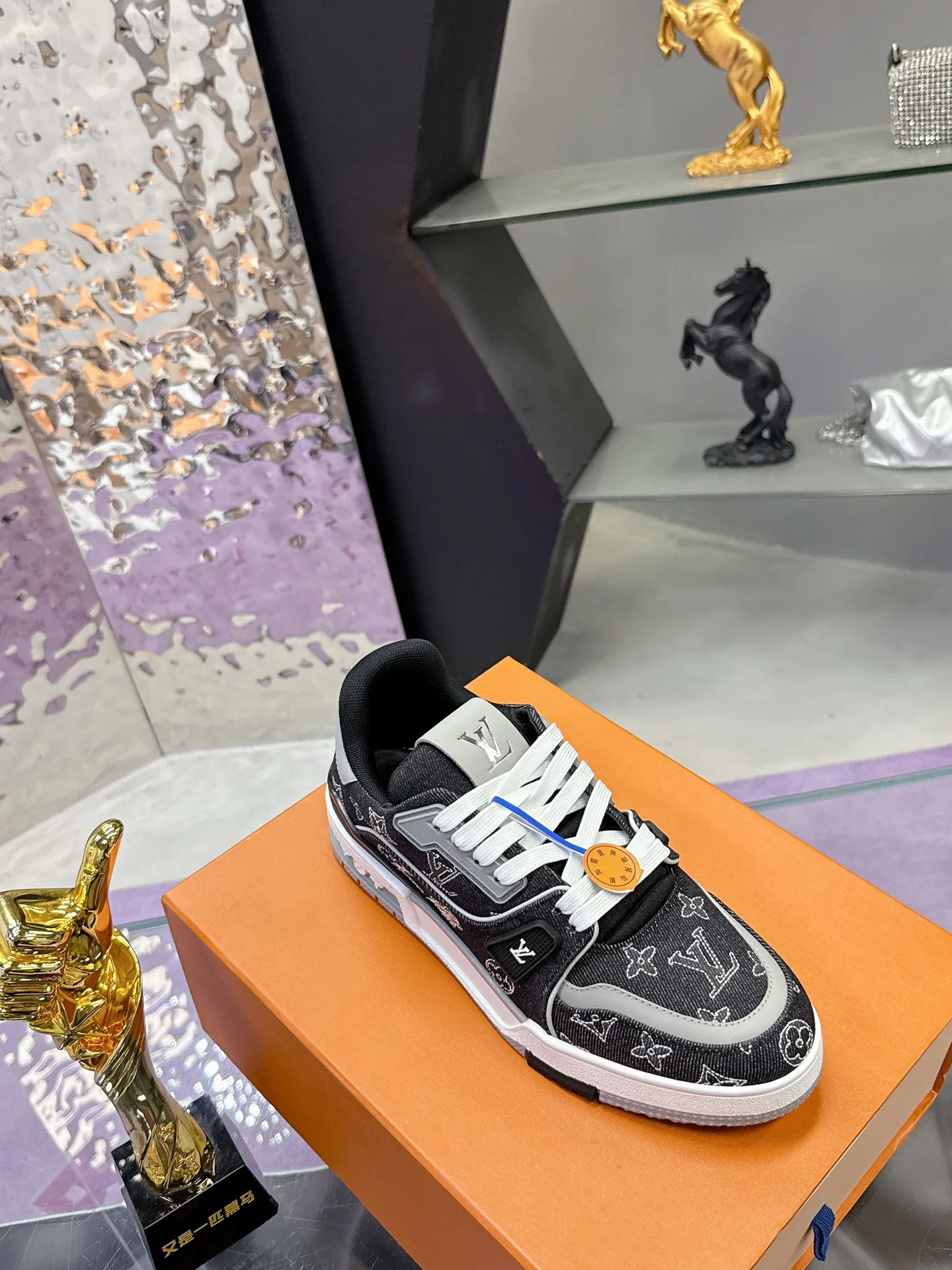Women's Sneakers LOUIS VUITTON 17930921