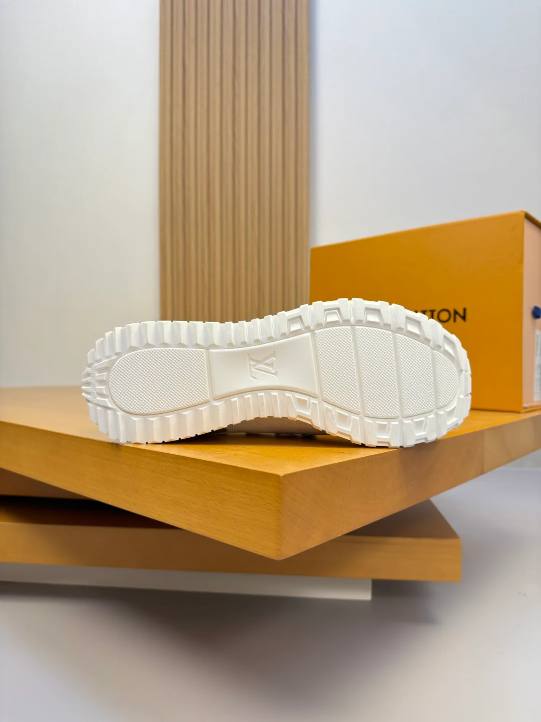 Men's Sneakers LOUIS VUITTON 17955089