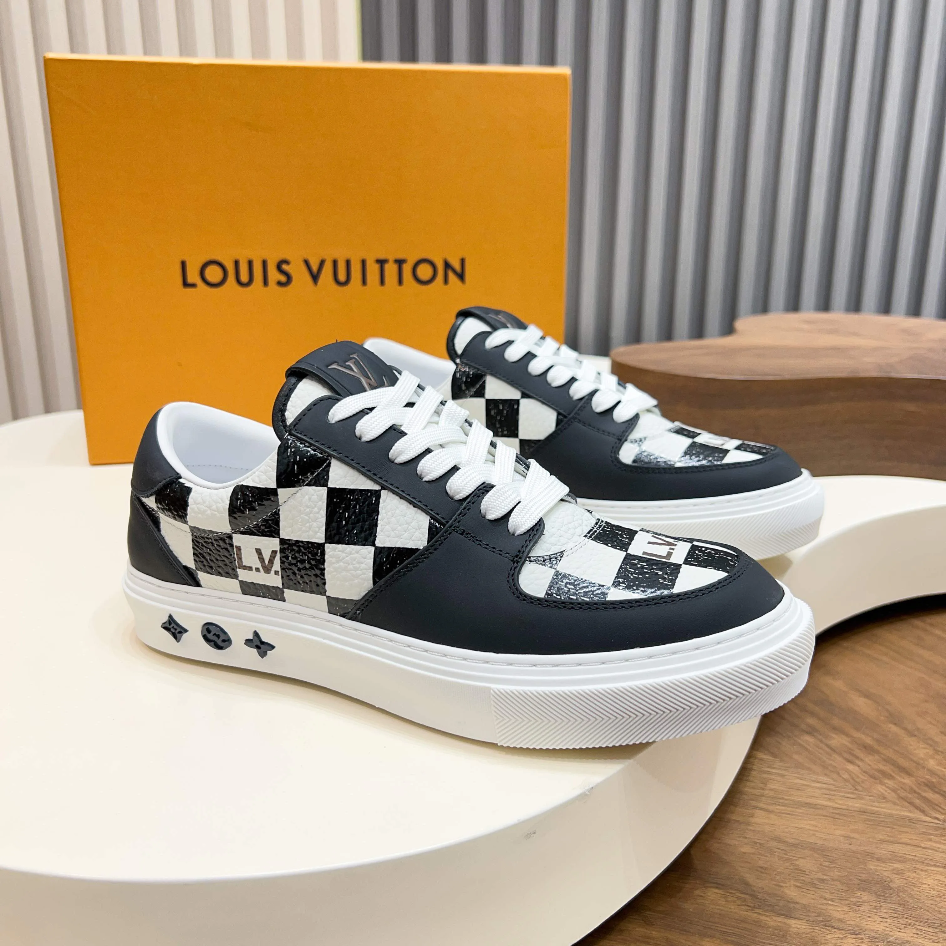 Men's Sneakers LOUIS VUITTON 18117103