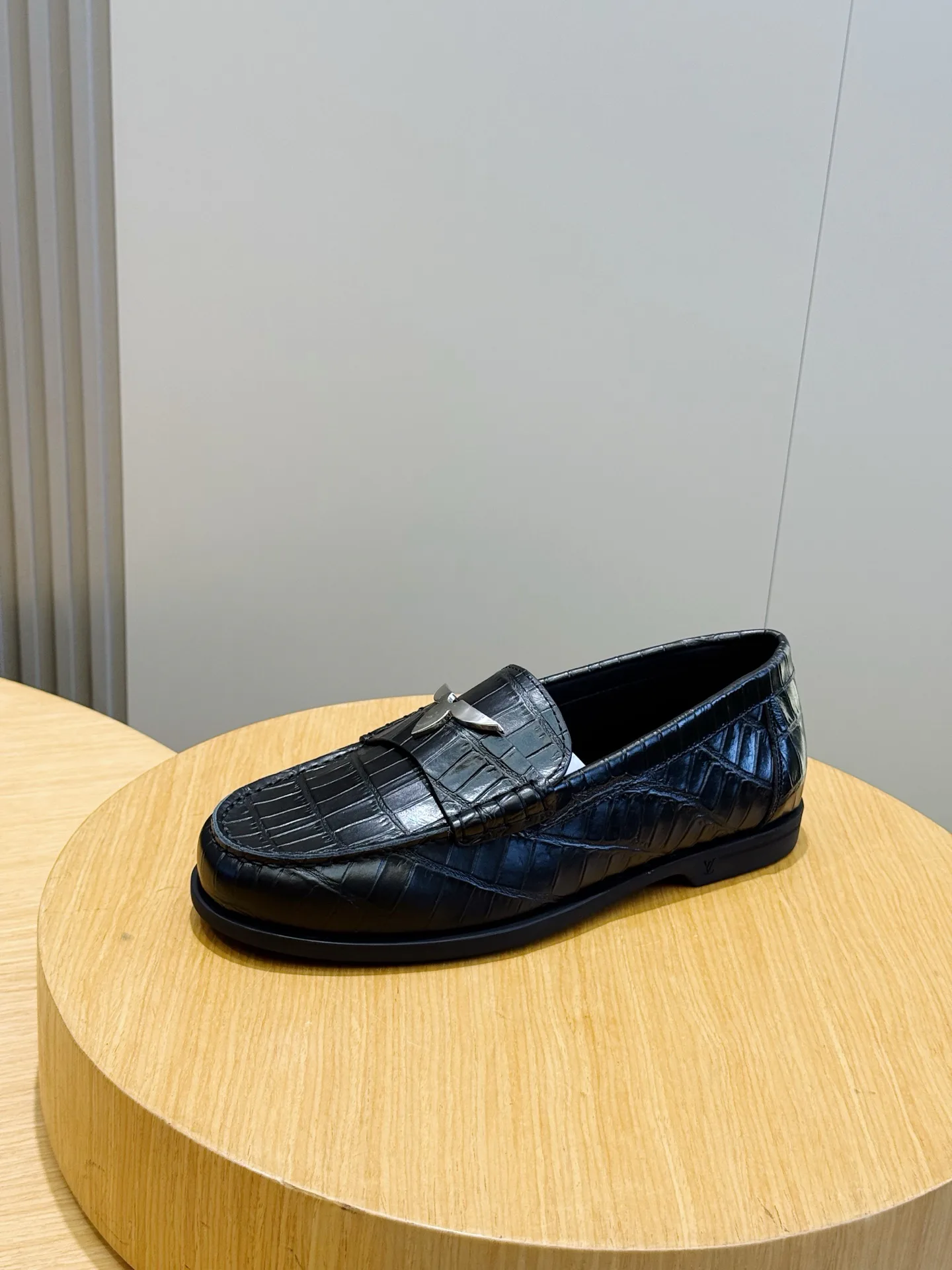Men's Loafers And Dress Shoes LOUIS VUITTON 18277847