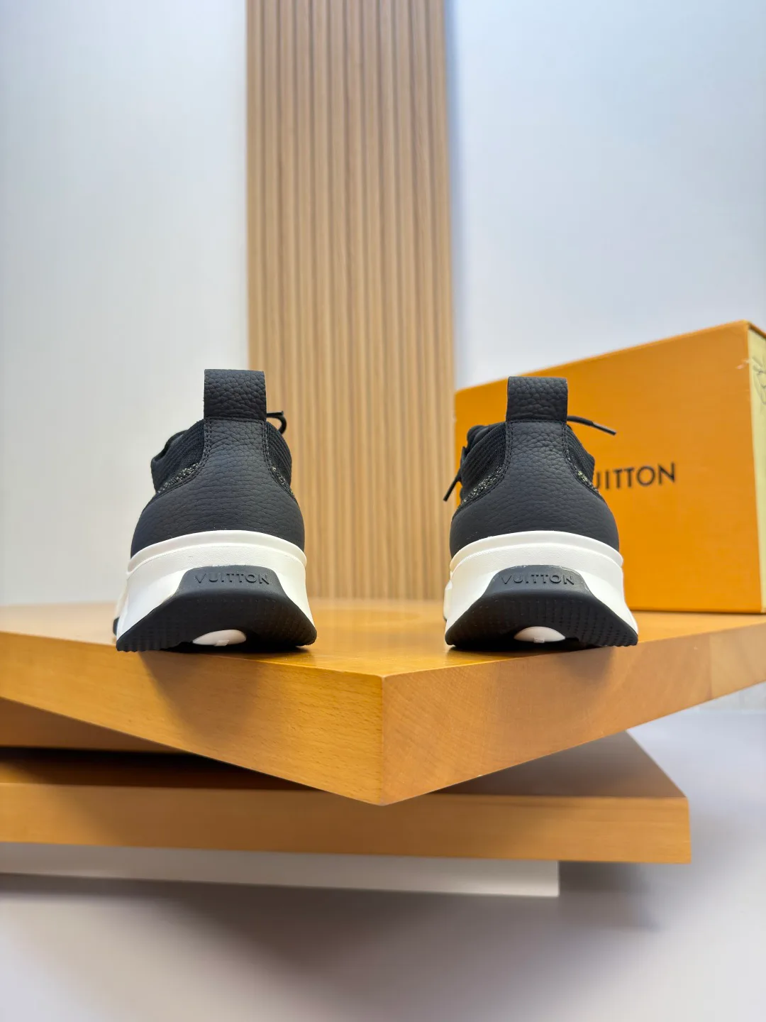 Men's Sneakers LOUIS VUITTON 18142545