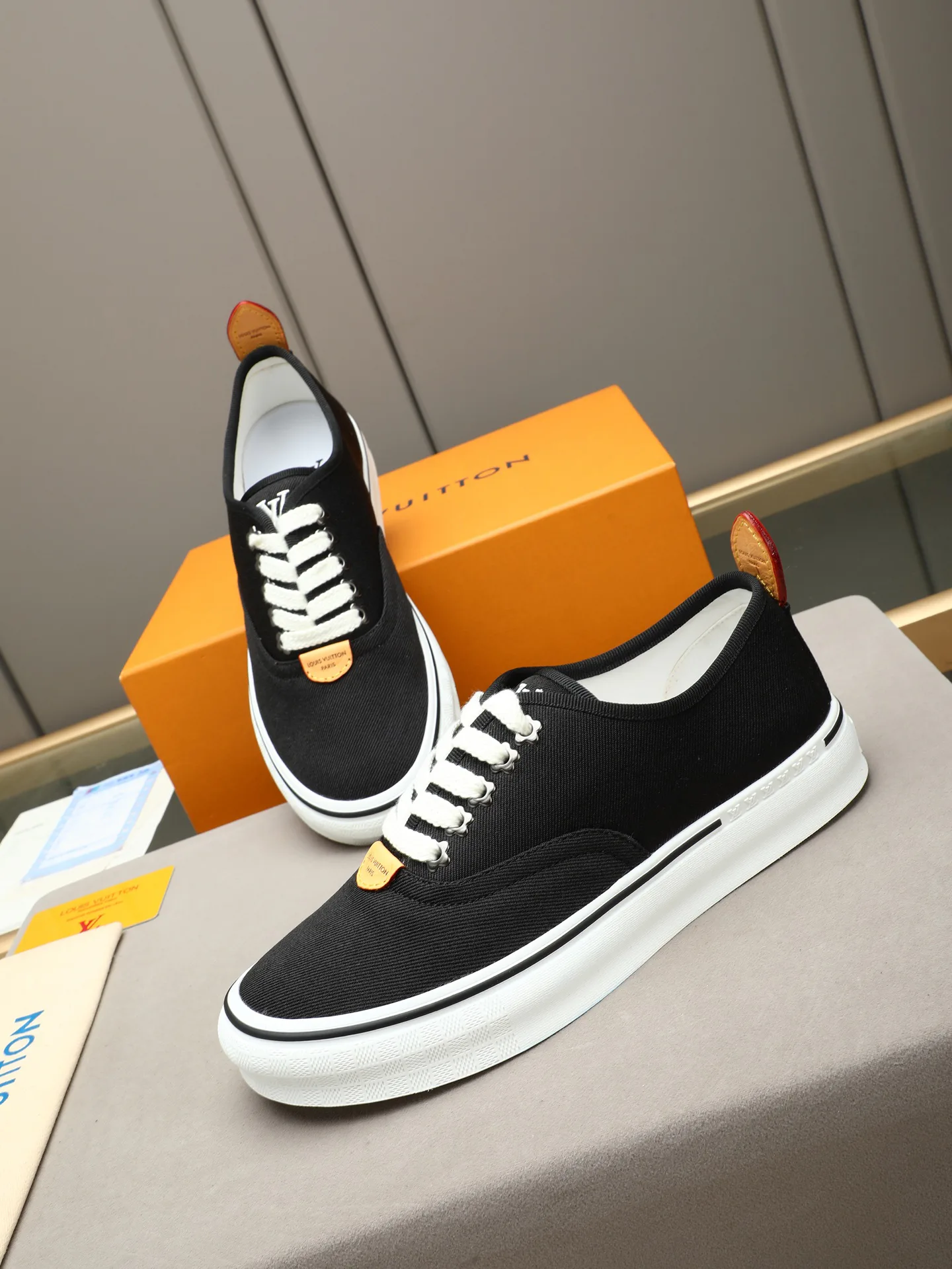 Women's Sneakers LOUIS VUITTON 17947254