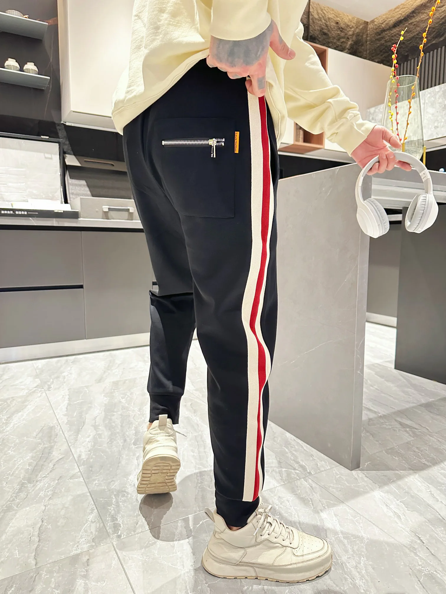 Men's Trousers LOUIS VUITTON 18499704