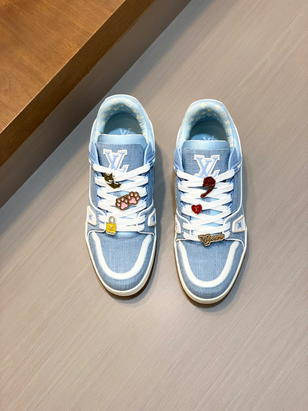 Women's Sneakers LOUIS VUITTON 18100325