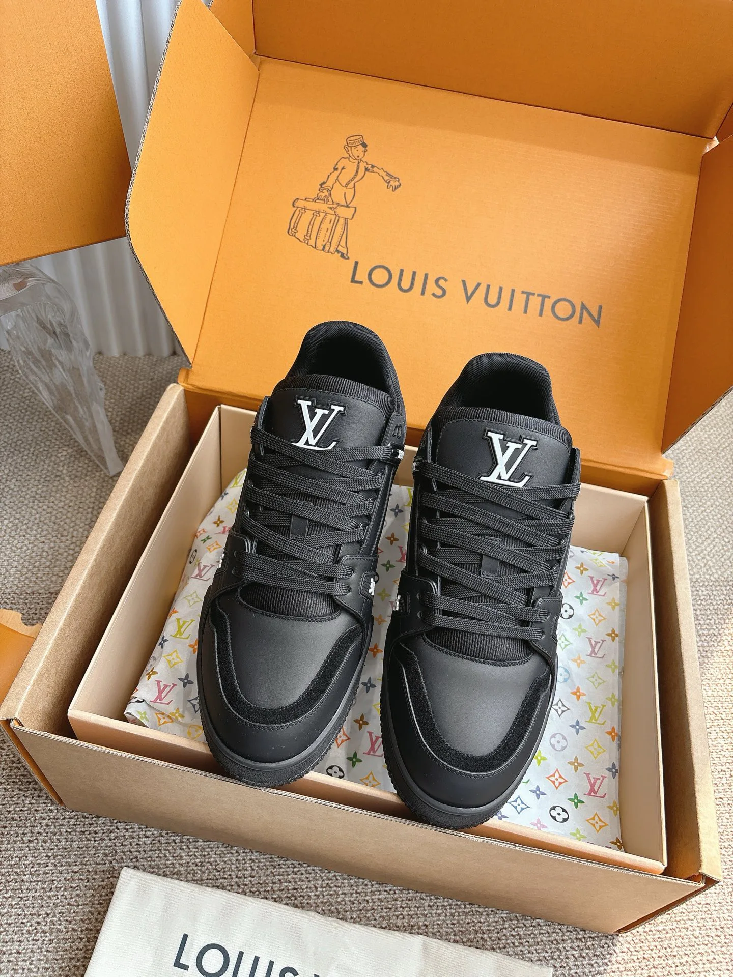 Women's Sneakers LOUIS VUITTON 18324746