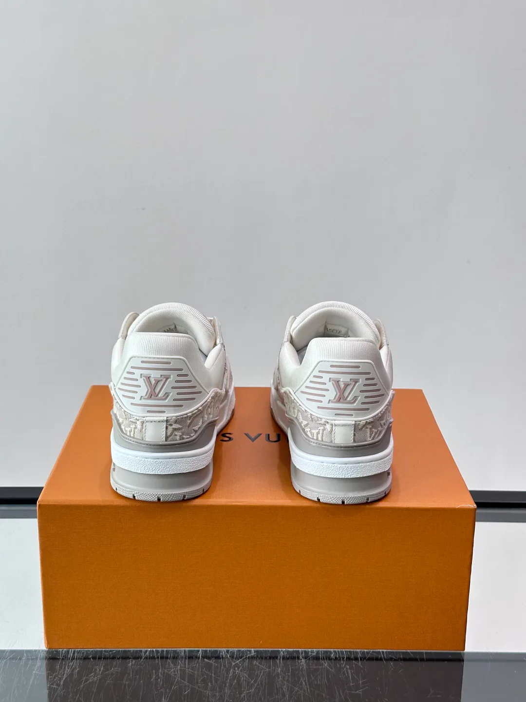 Women's Sneakers LOUIS VUITTON 18039739