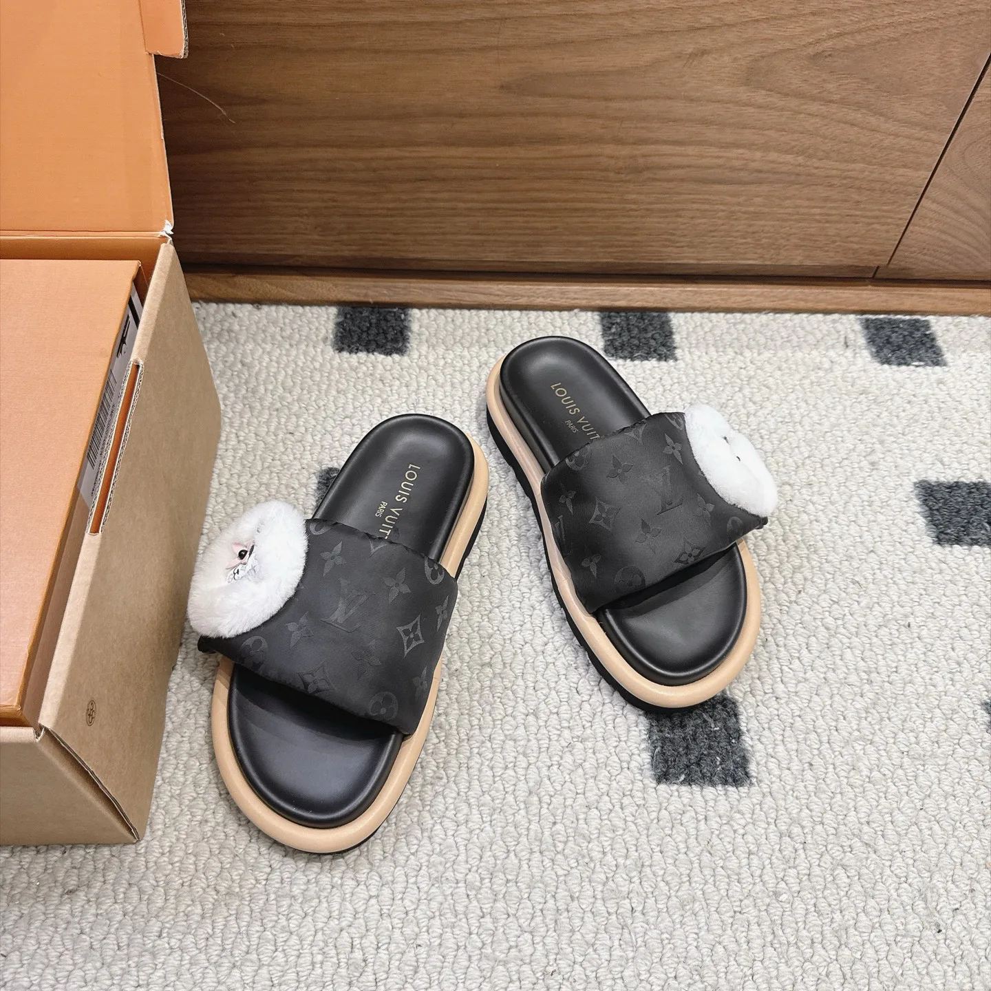 Women's Flip-Flops LOUIS VUITTON 18025803
