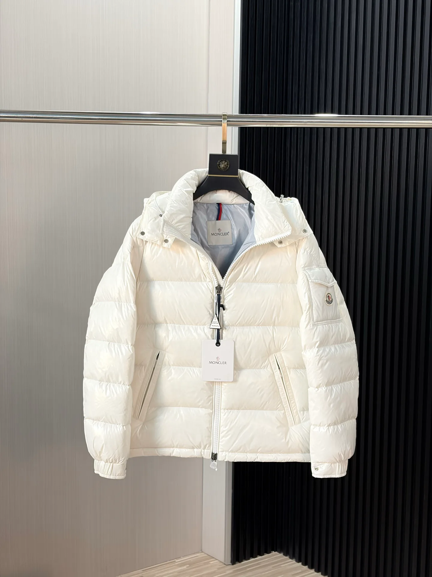 Women's Jackets And Down Jackets MONCLER 18228820