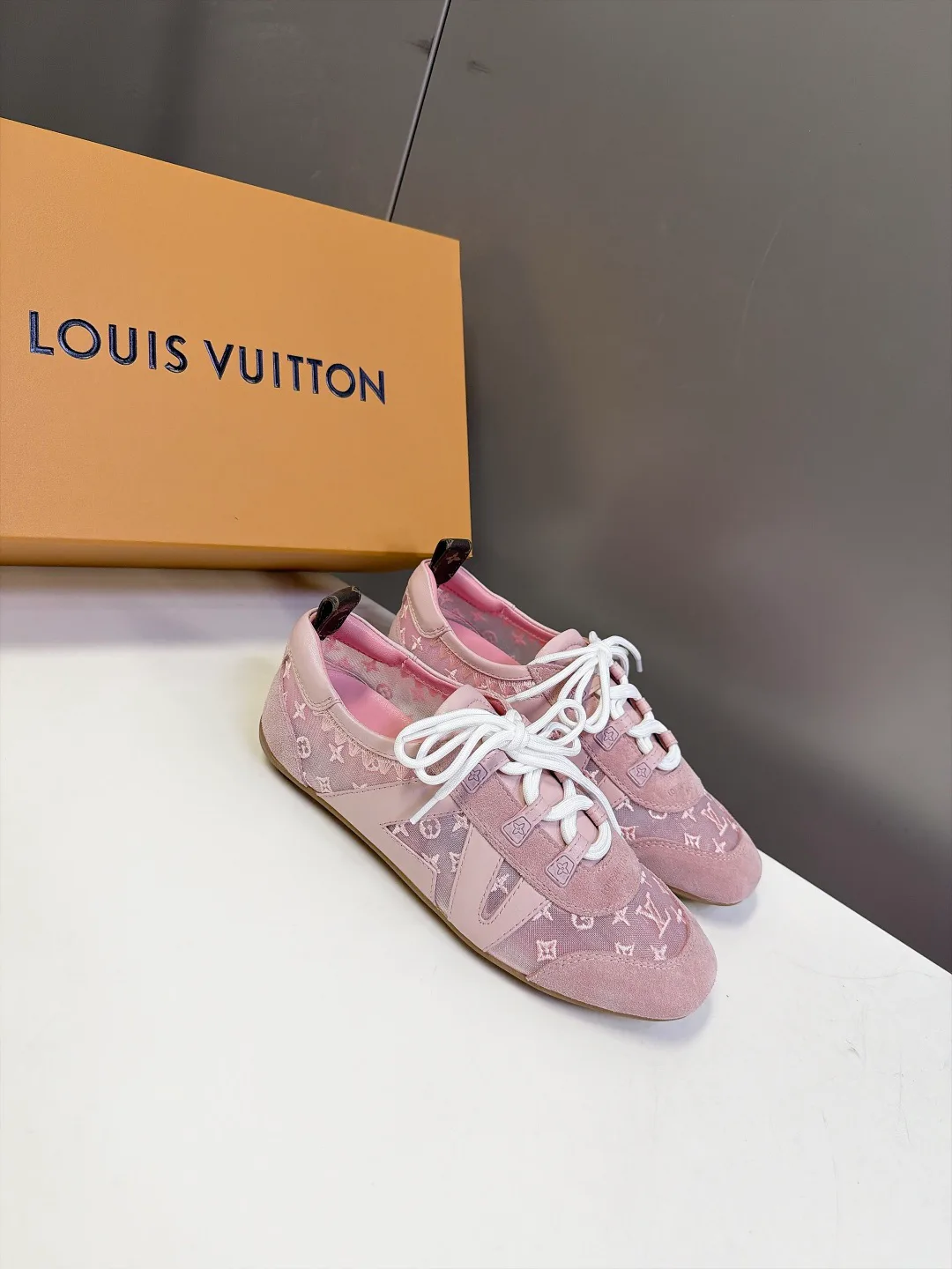 Women's Sneakers LOUIS VUITTON 18005463