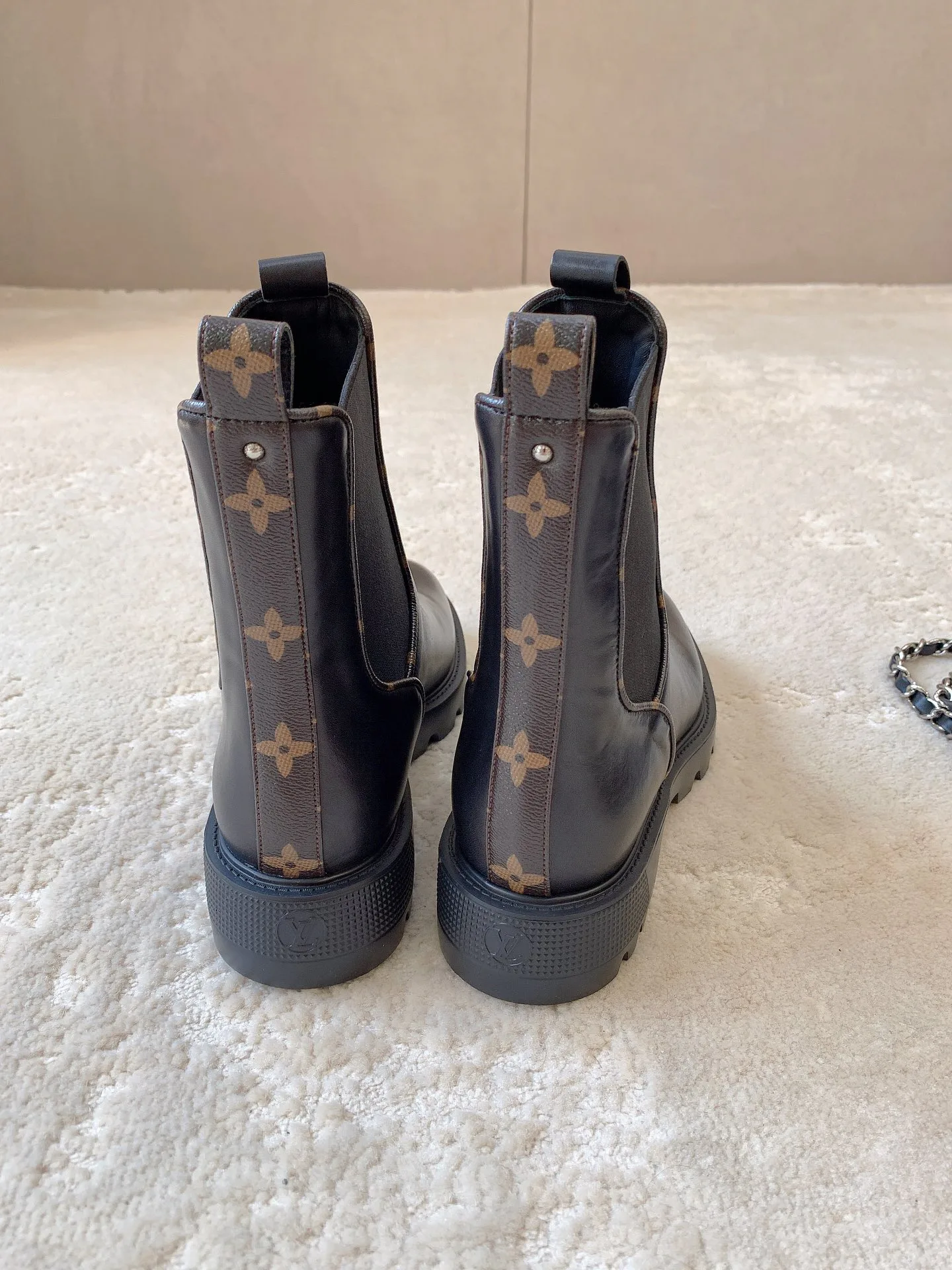 Women's Ankle Boots LOUIS VUITTON 18365557