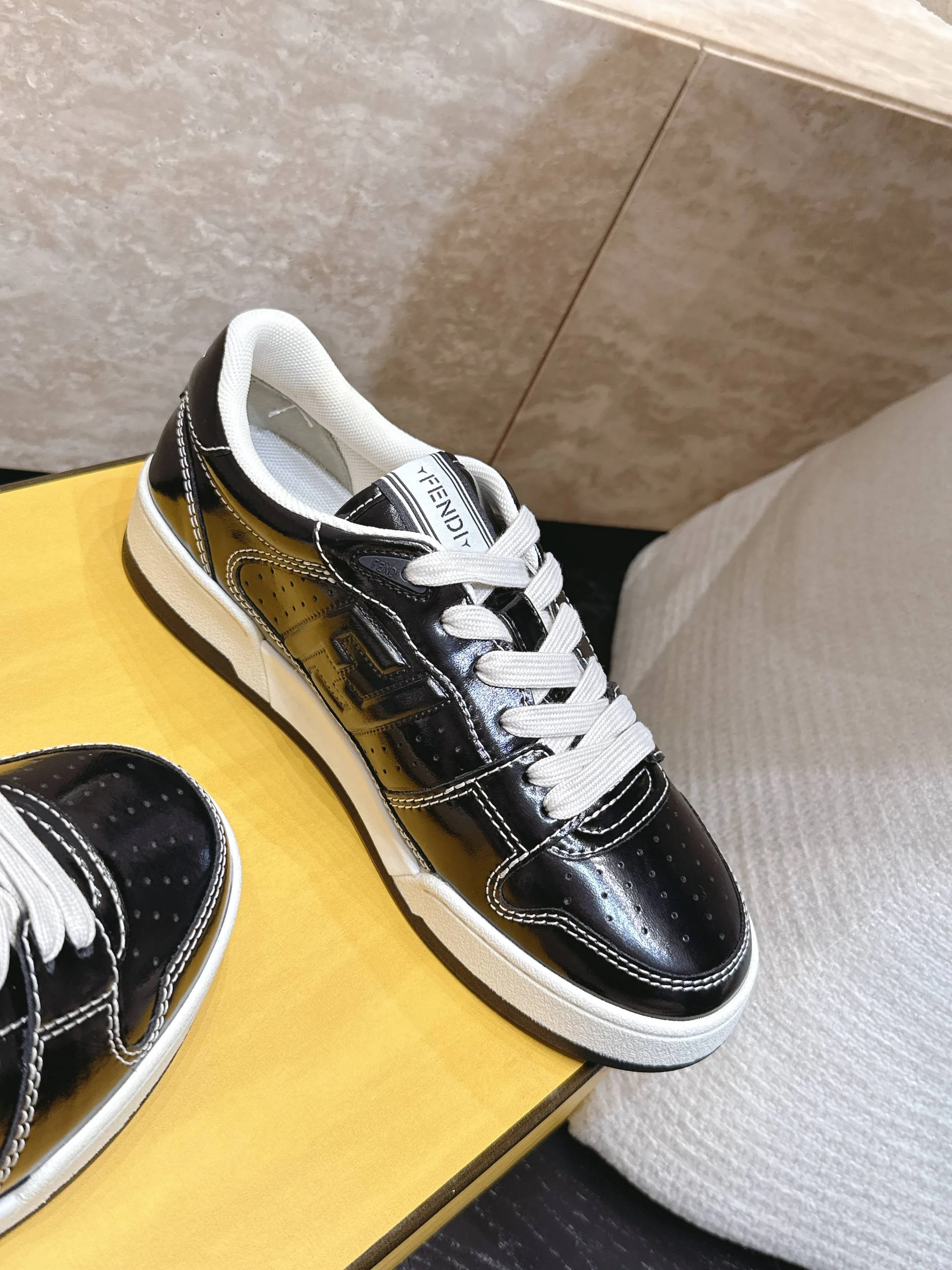 Women's Sneakers FENDI 17682041