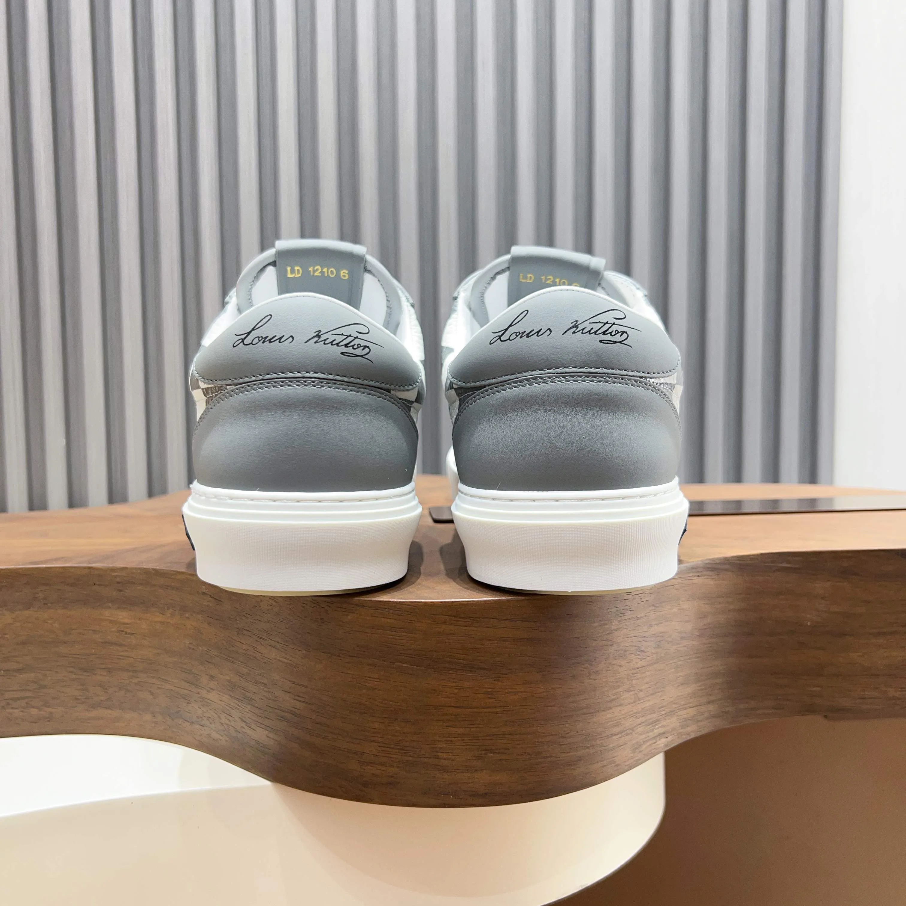 Men's Sneakers LOUIS VUITTON 18117104