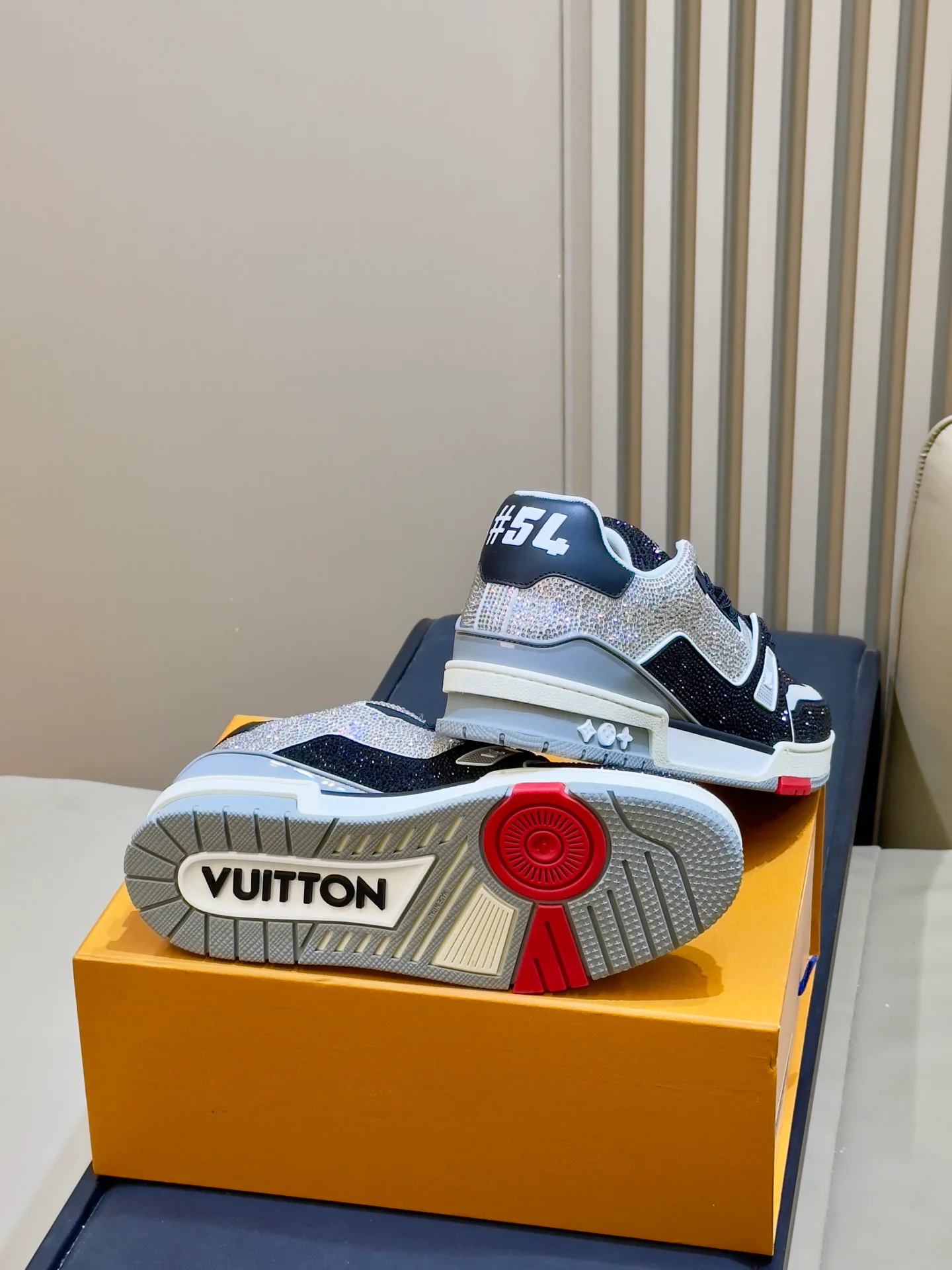 Women's Sneakers LOUIS VUITTON 18073555